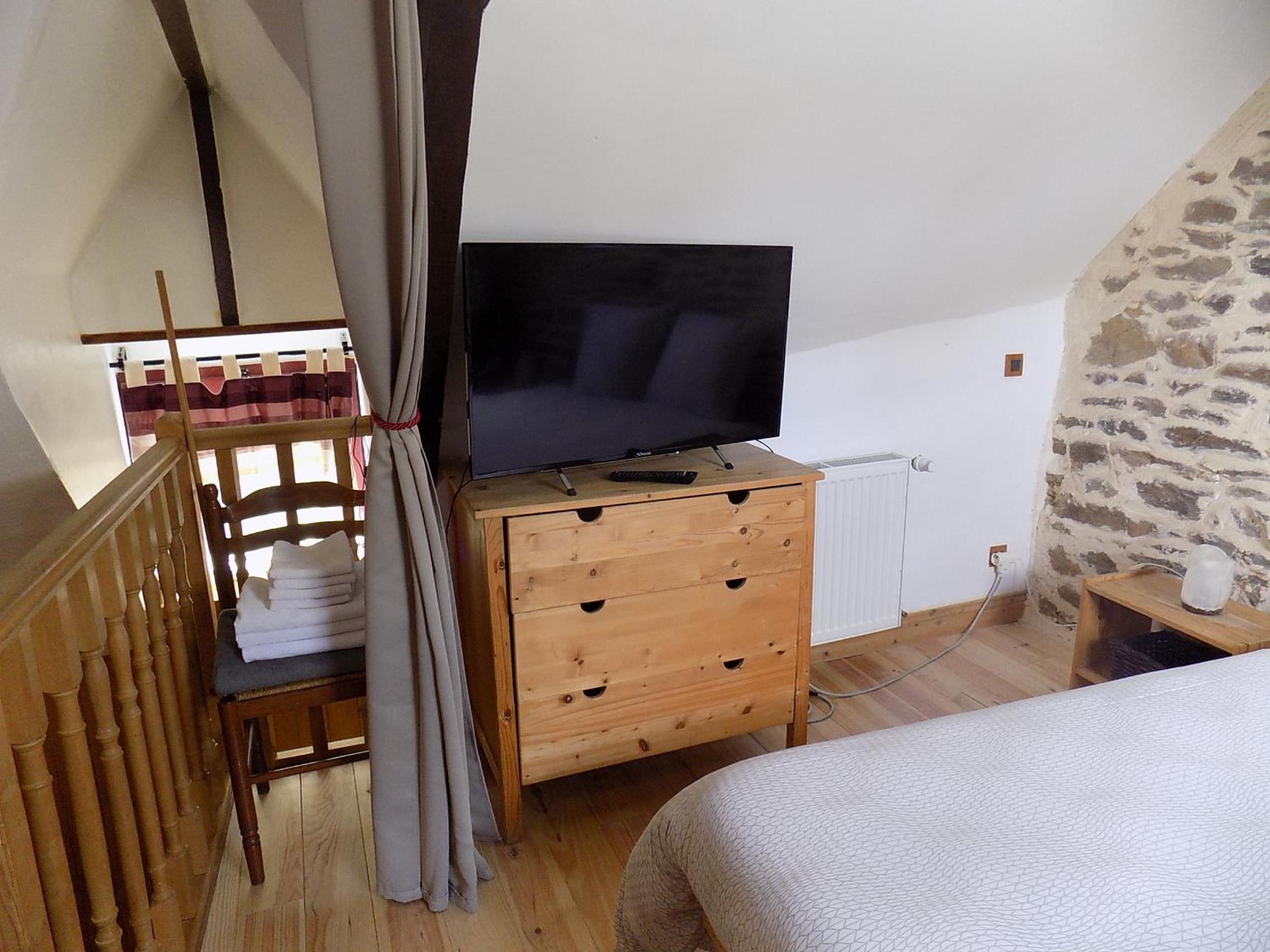 Family Room with Private Bathroom - Photo 7