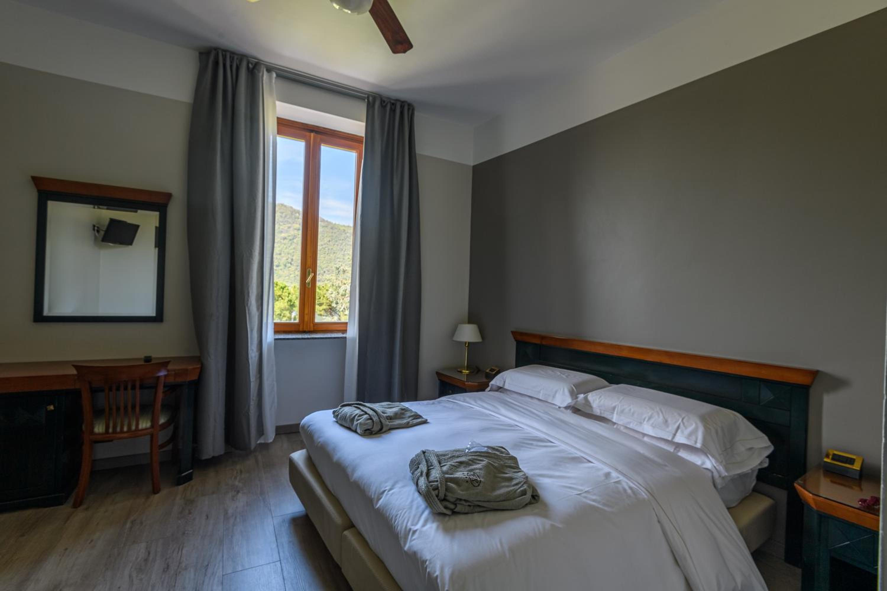 Double or Twin Room with Lake View - Photo 1