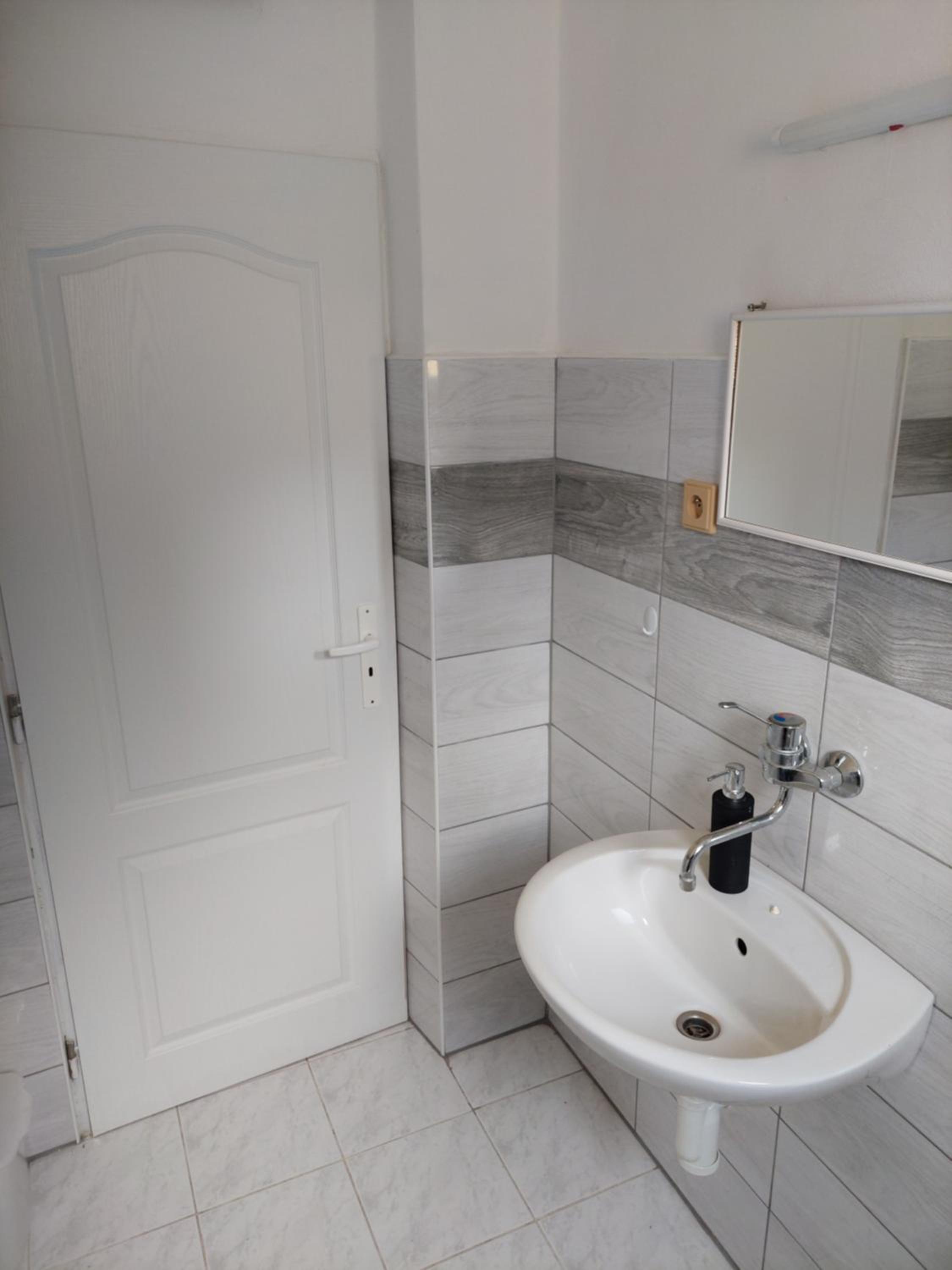 Double or Twin Room with Shower - Photo 2