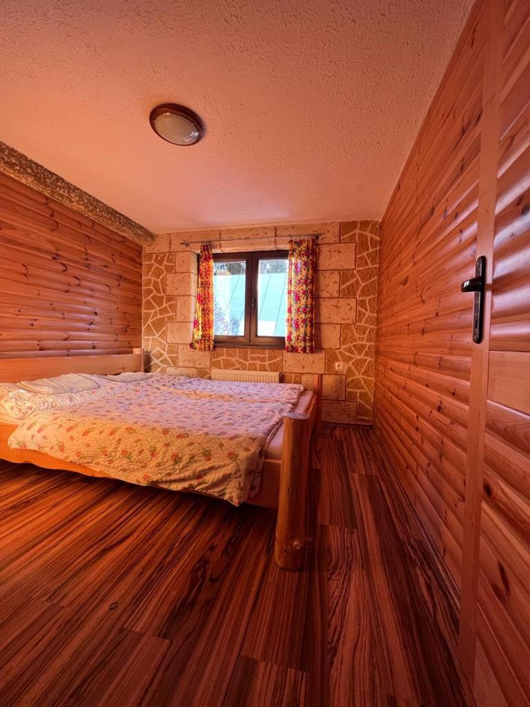 Six-Bedroom House photo 1