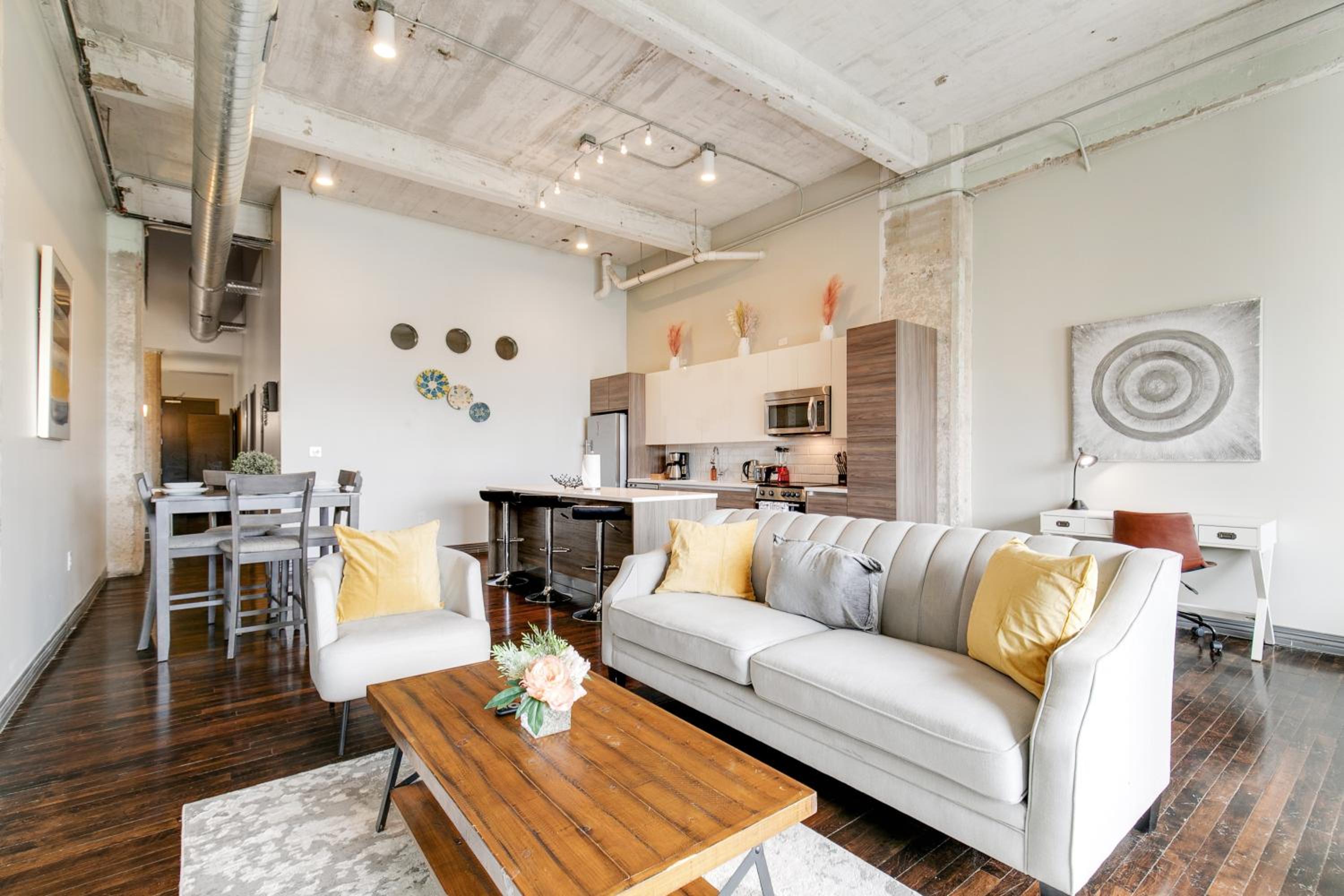 Stylish Condo|Pool+Valet+View