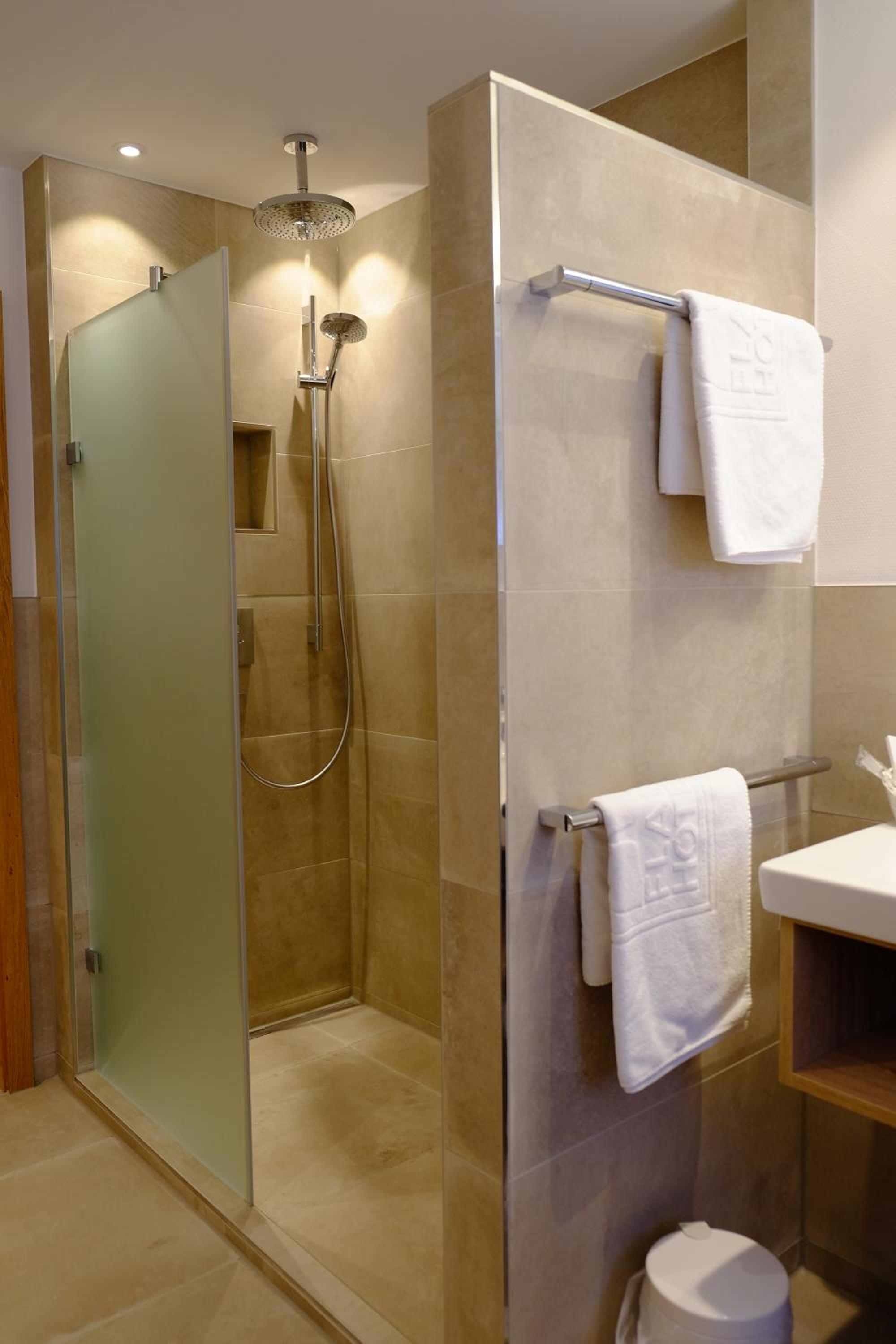 Suite with Balcony - Photo 6