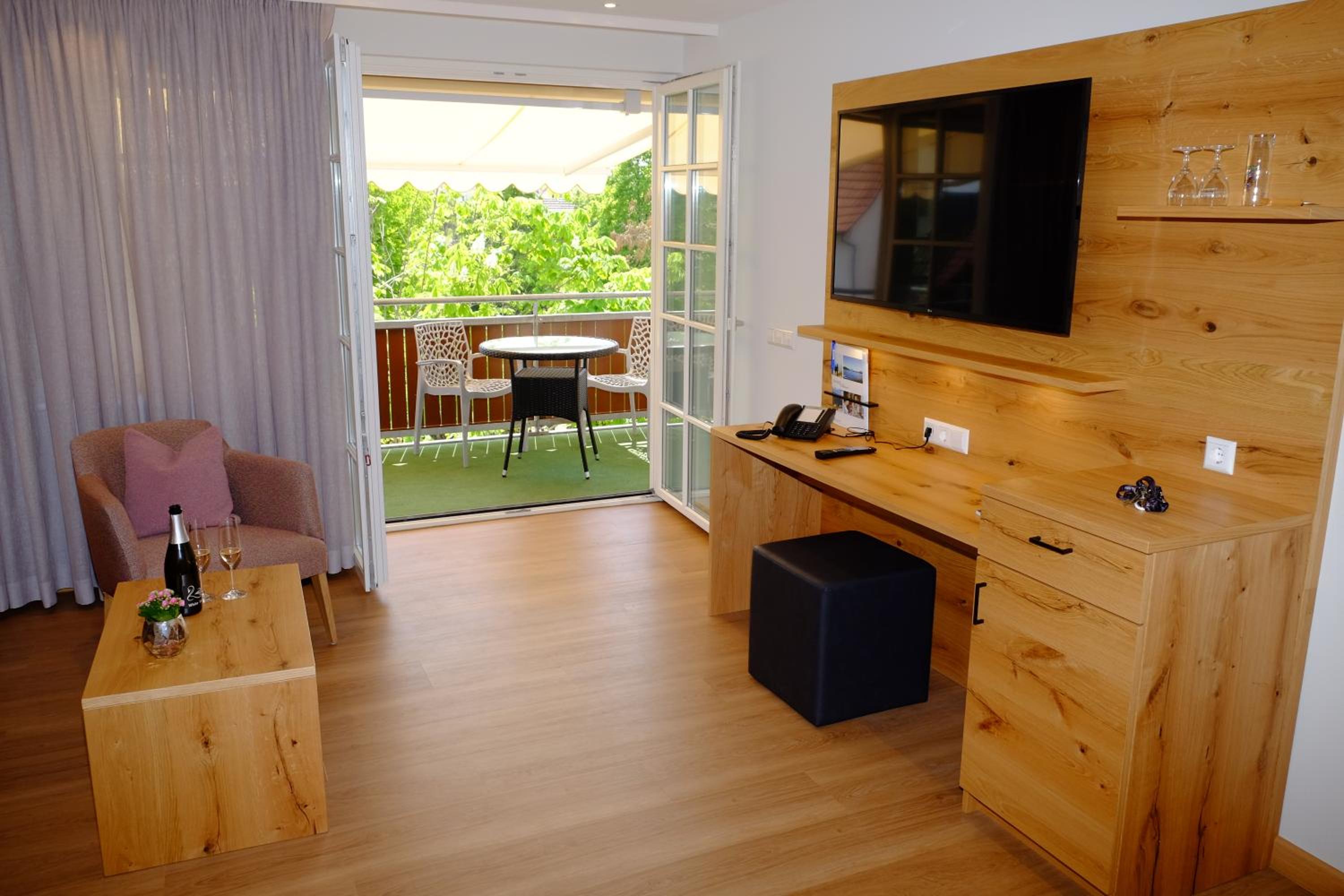 Suite with Balcony - Photo 2