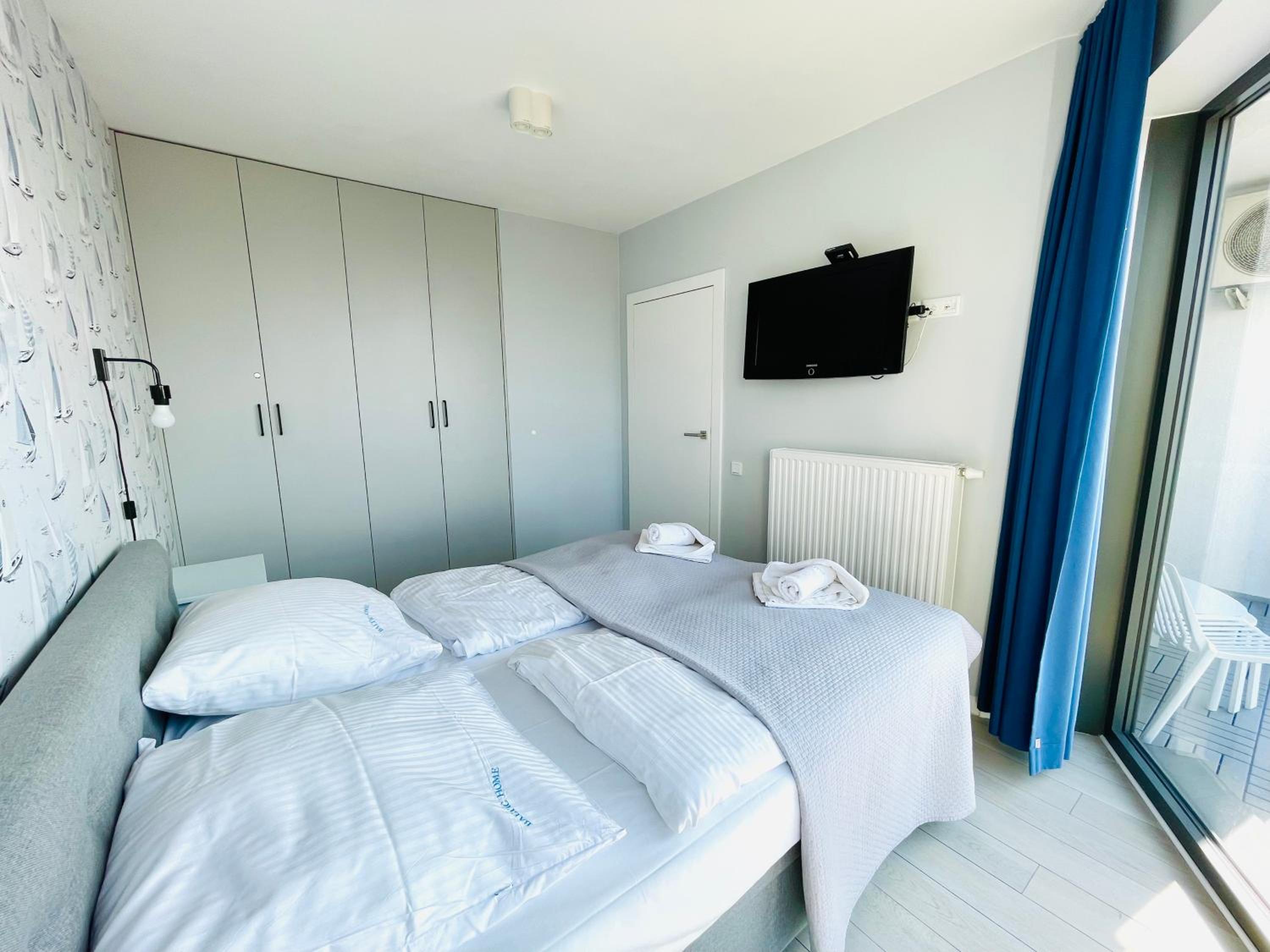One-Bedroom Apartment with Balcony and Sea View photo 3