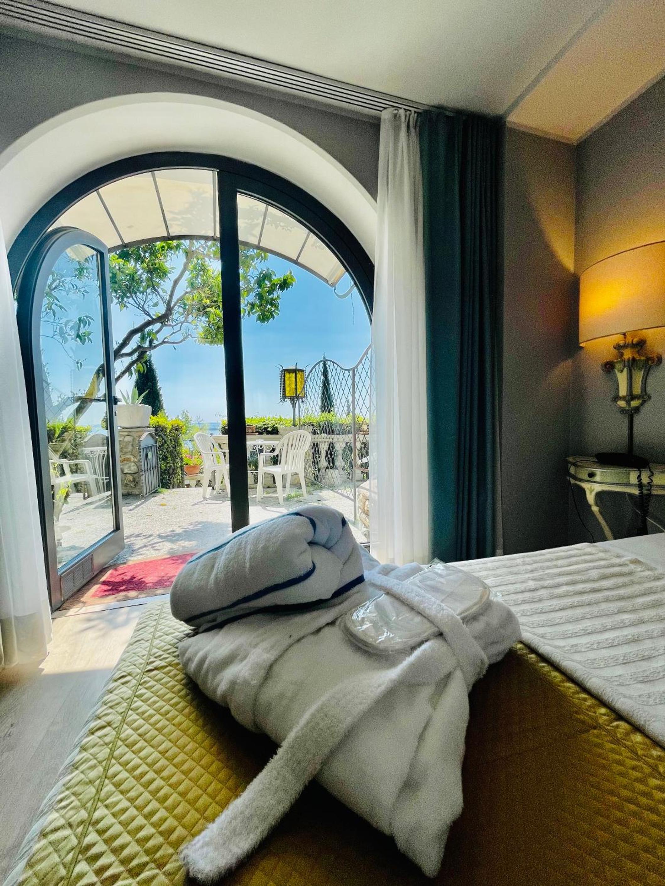 Romantic Double Room with Balcony and Lake View - Photo 9