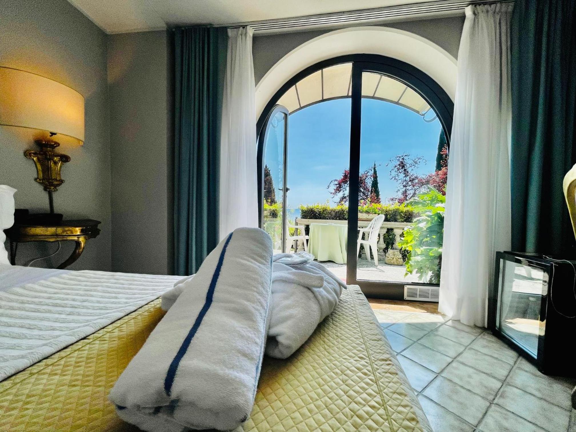 Romantic Double Room with Balcony and Lake View - Photo 12