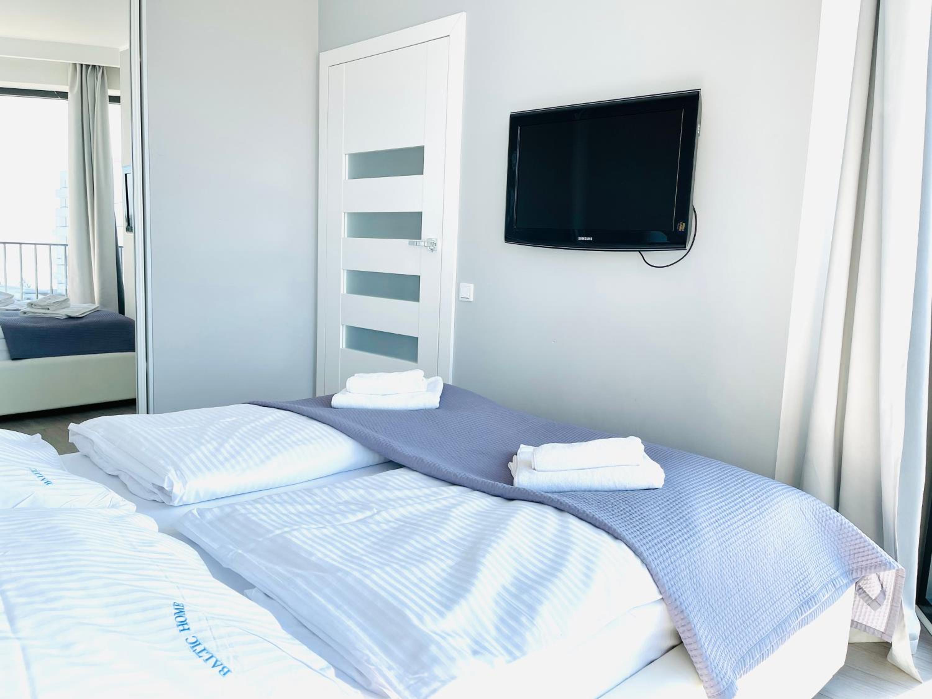 One-Bedroom Apartment with Balcony and Sea View - Photo 11
