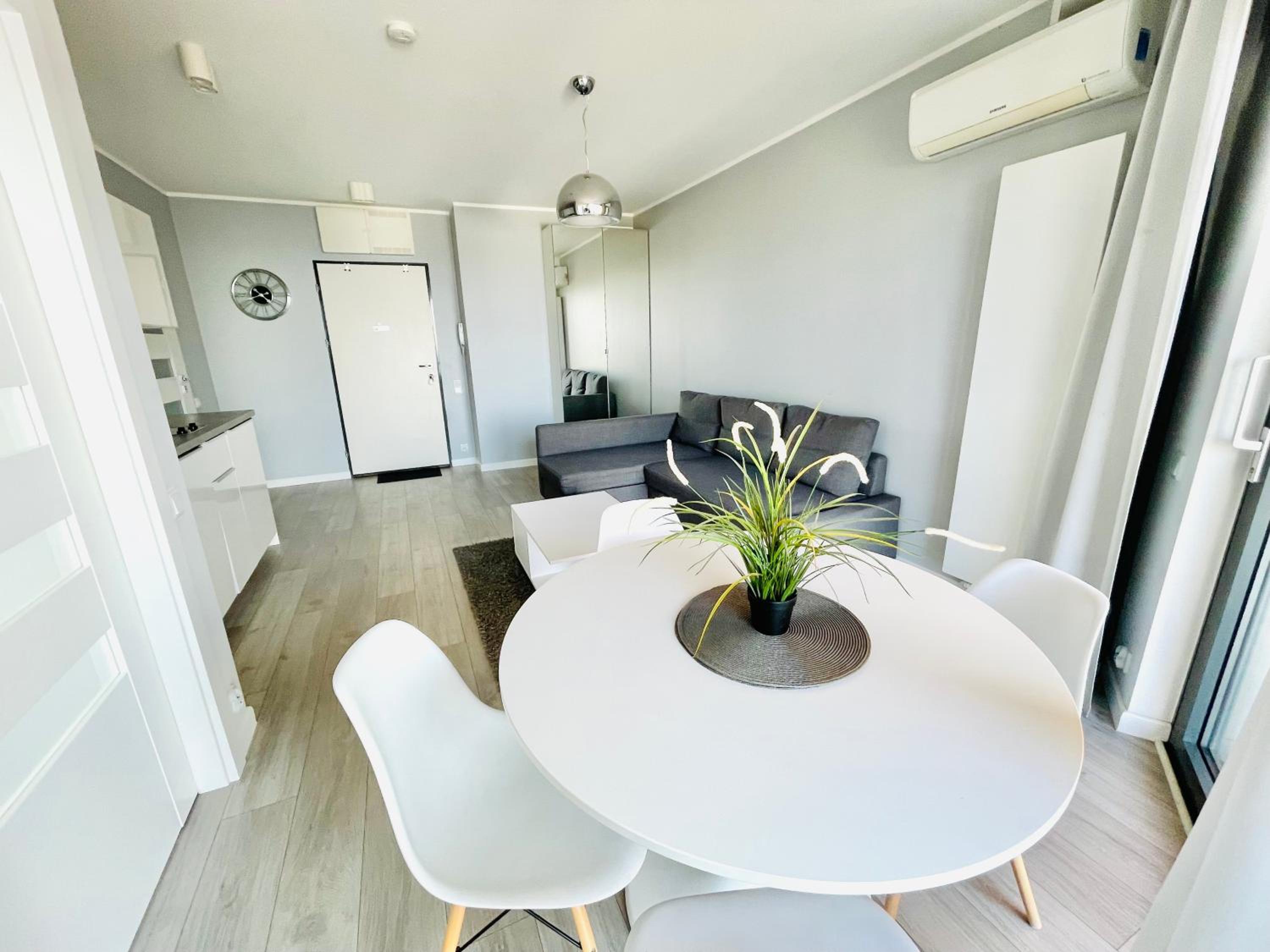 One-Bedroom Apartment with Balcony and Sea View - Photo 4
