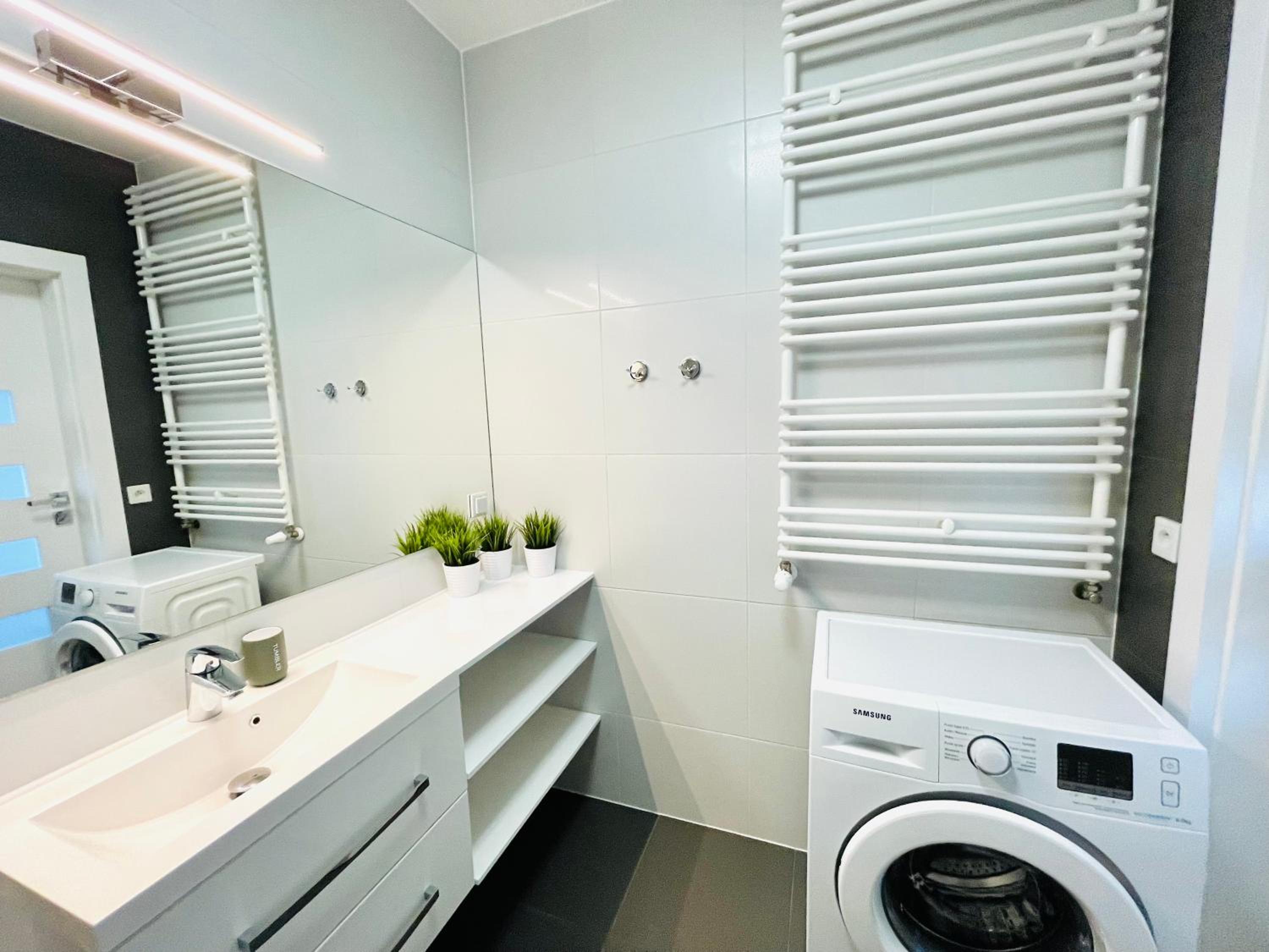 One-Bedroom Apartment with Balcony and Sea View - Photo 9