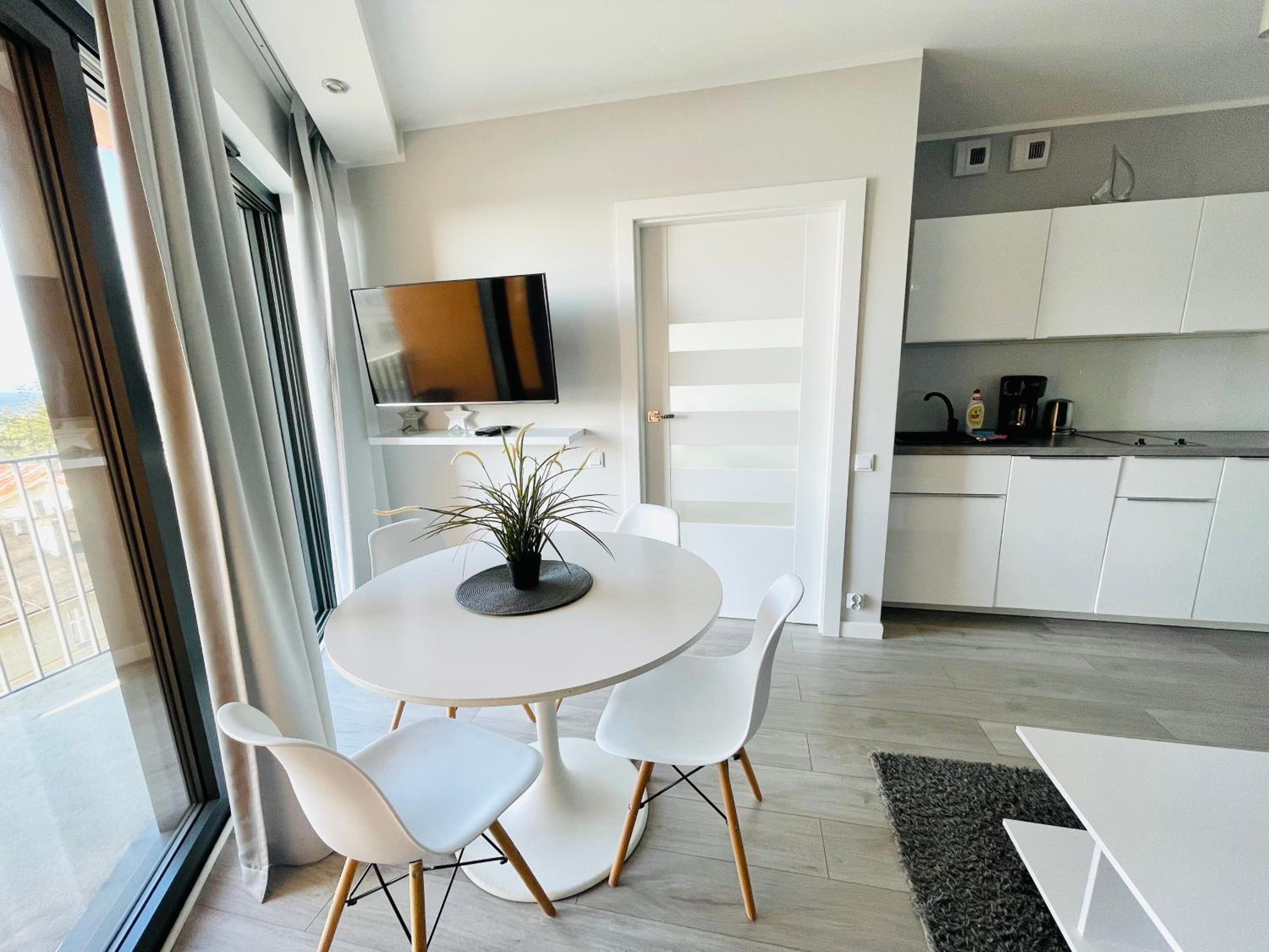 One-Bedroom Apartment with Balcony and Sea View - Photo 5
