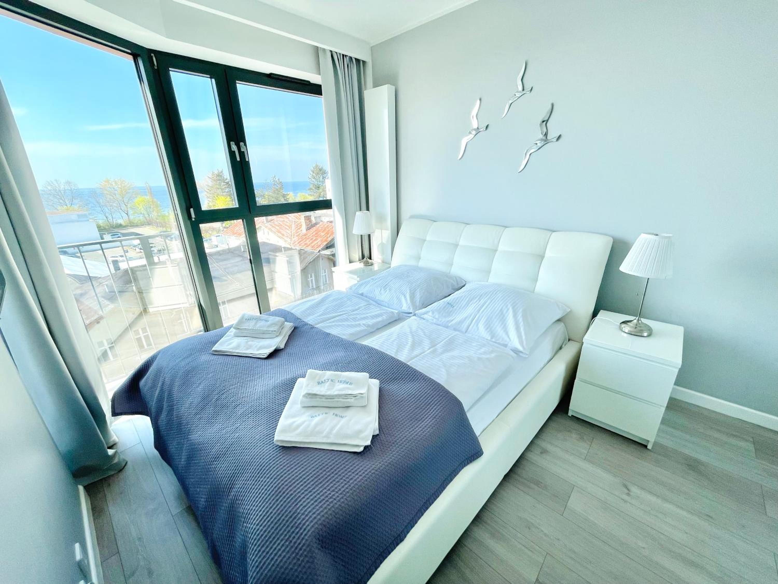 One-Bedroom Apartment with Balcony and Sea View - Photo 2