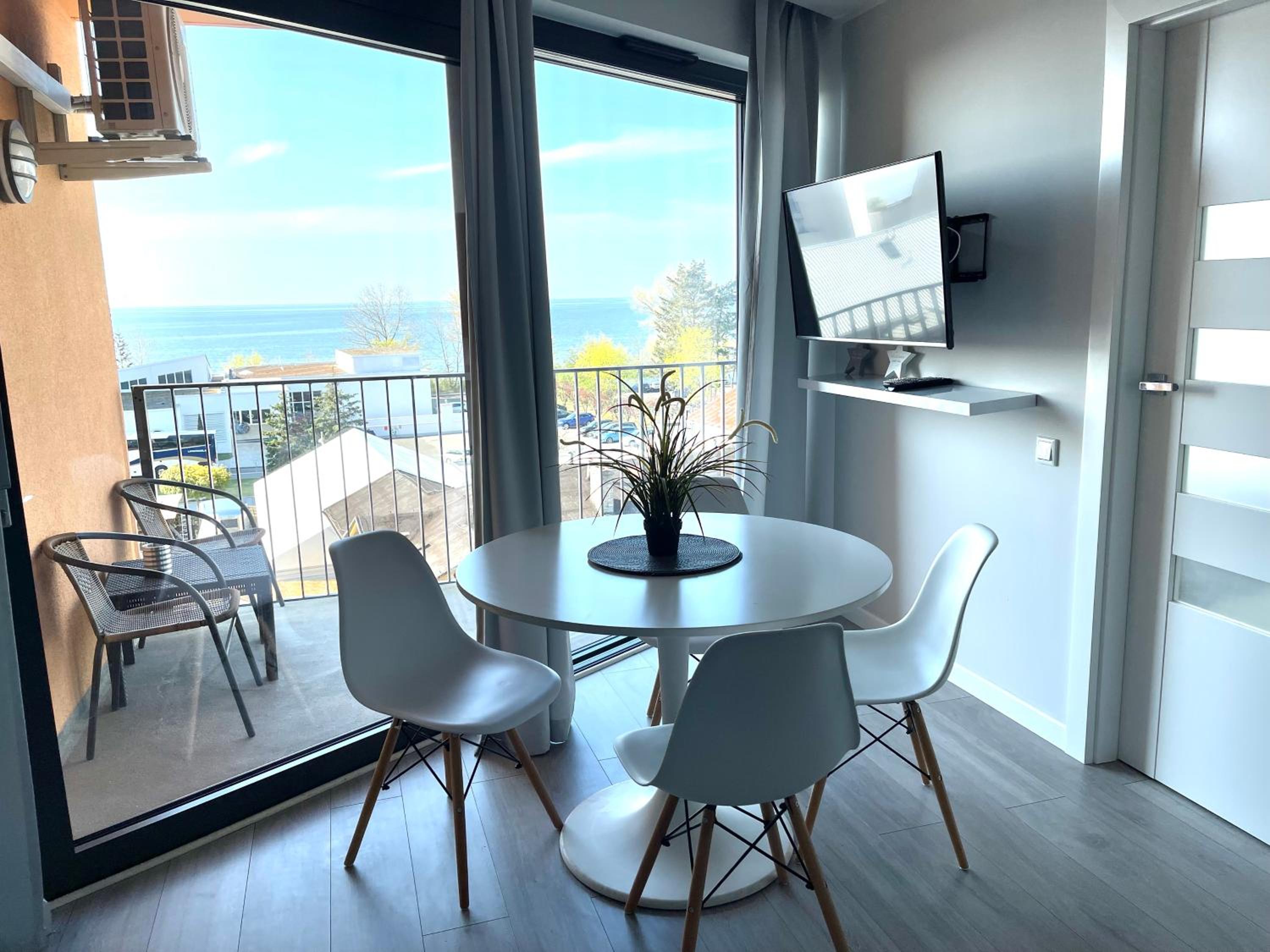 One-Bedroom Apartment with Balcony and Sea View - Photo 6