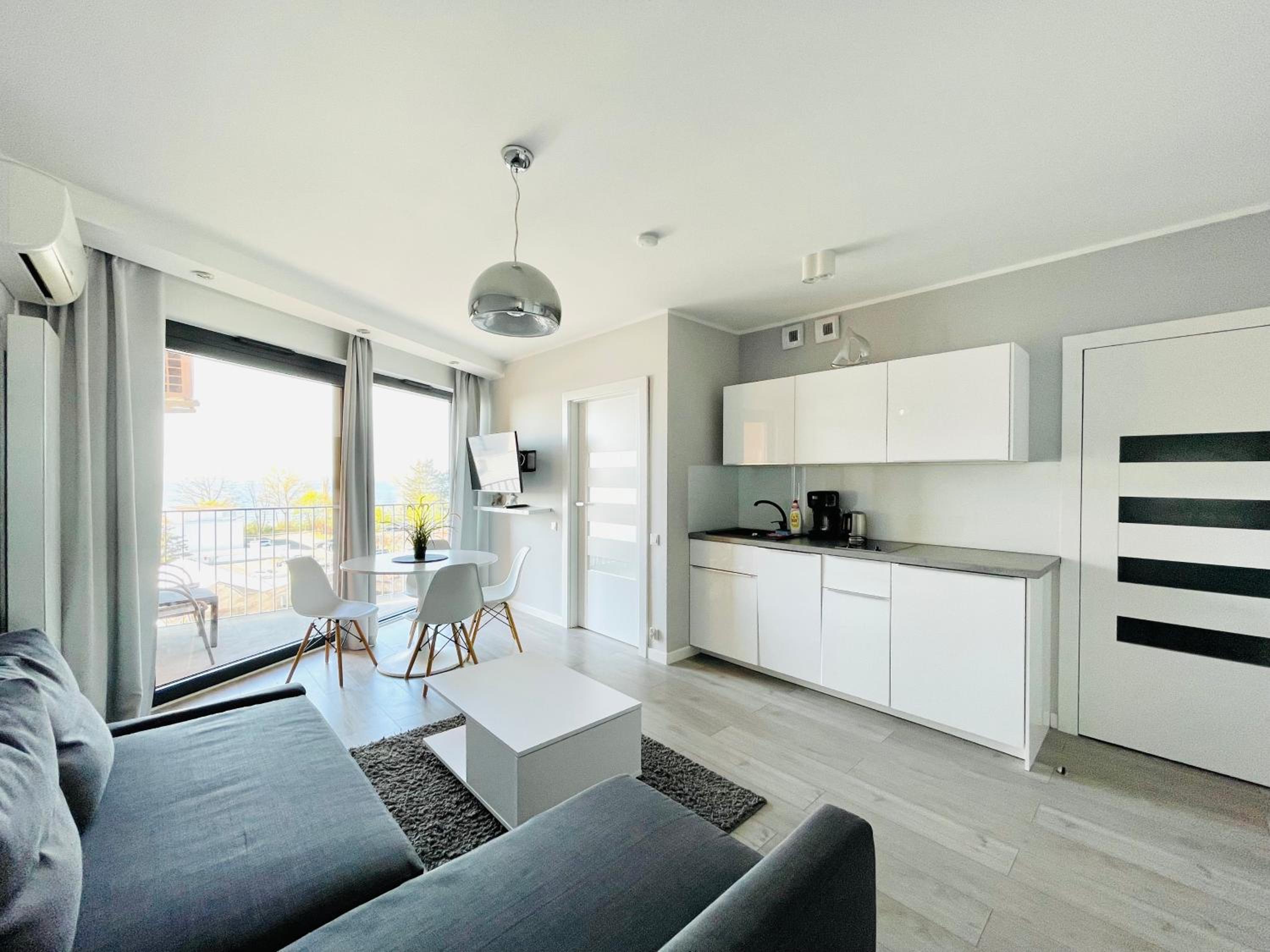 One-Bedroom Apartment with Balcony and Sea View - Photo 1