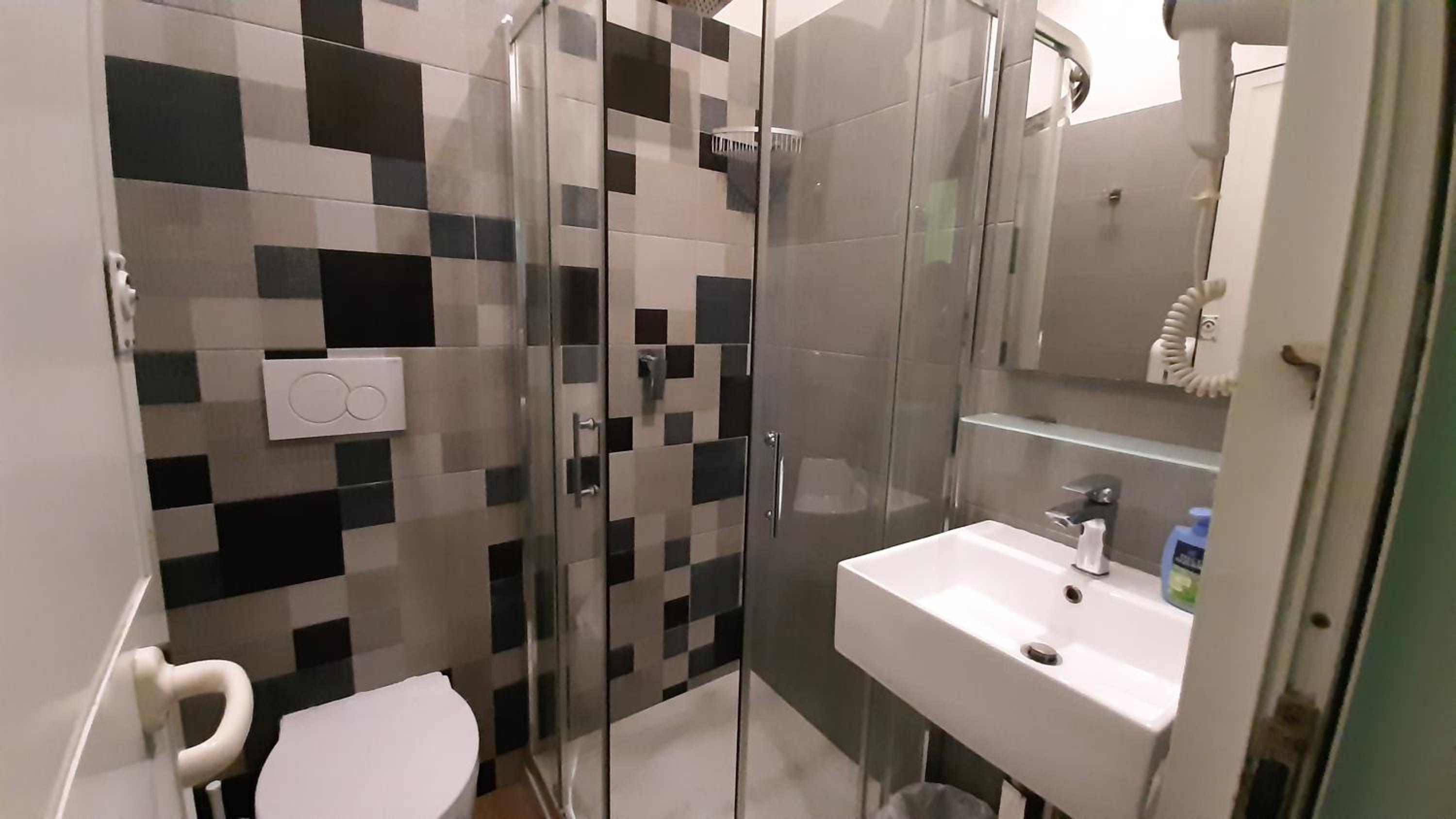 Twin Room with Private Bathroom photo 3