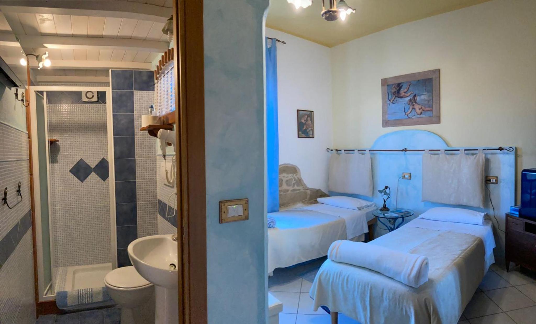 Double or Twin Room with Bathroom - Photo 1