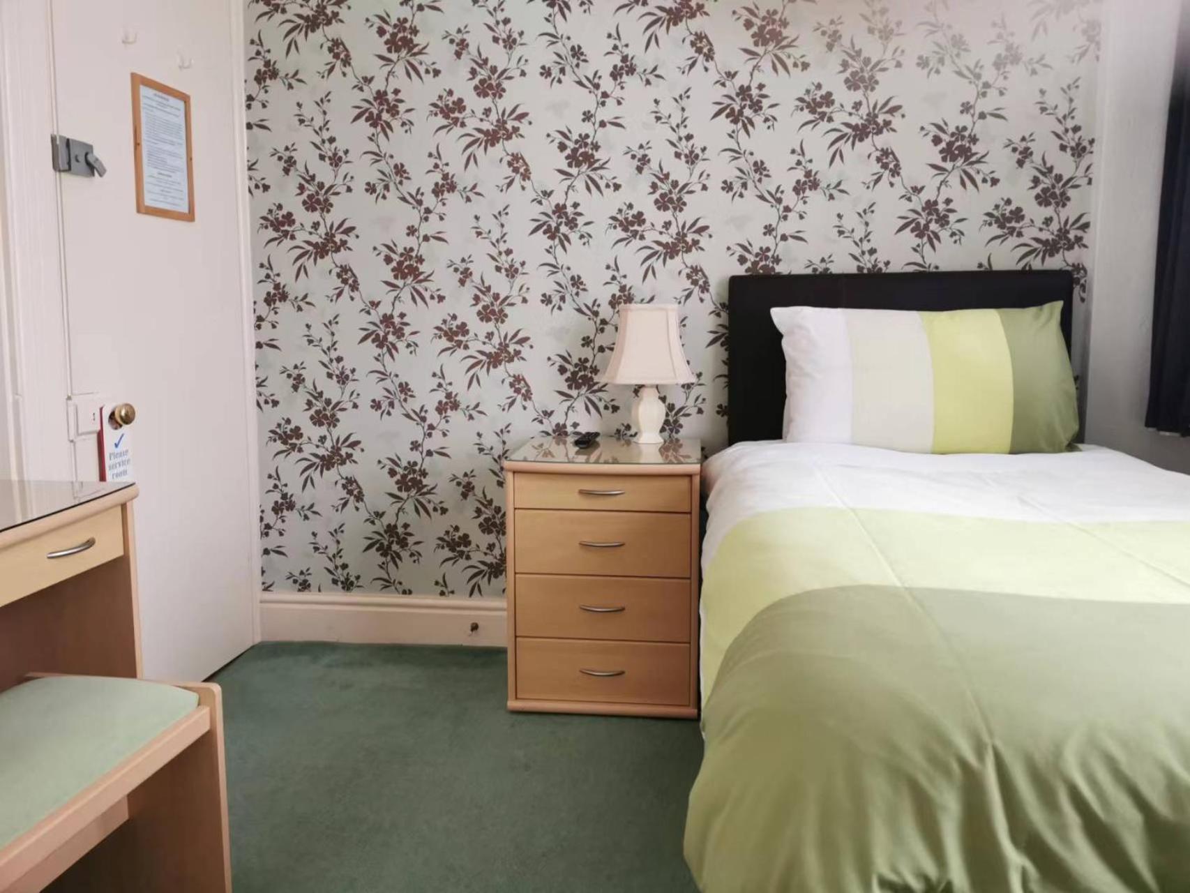Single Room with Bathroom photo 2
