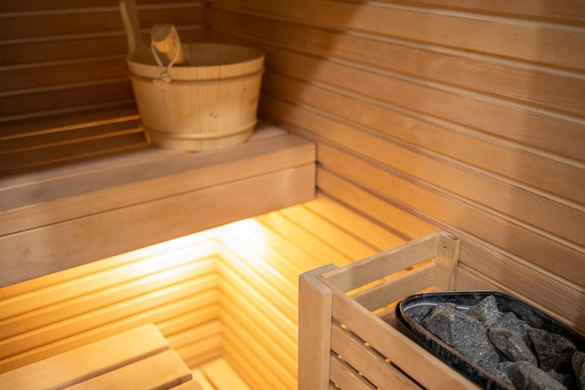 Suite with Spa Access - Photo 13