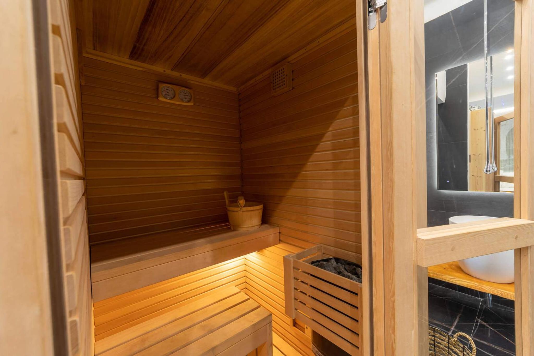 Suite with Spa Access - Photo 20