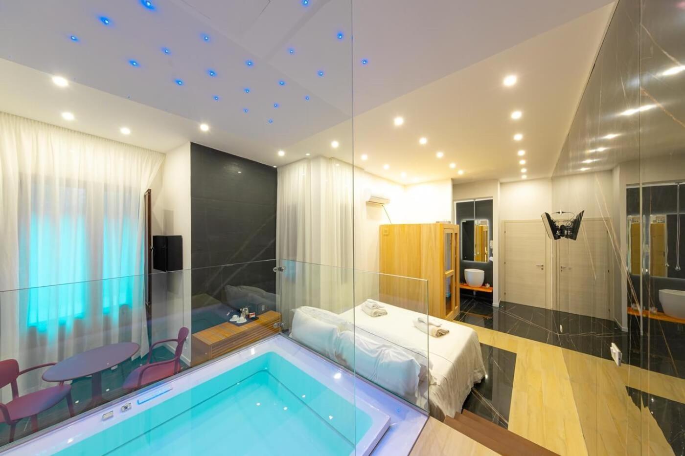 Suite with Spa Access - Photo 9