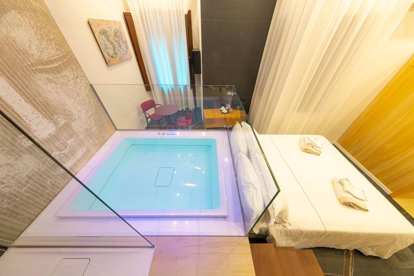 Suite with Spa Access - Photo 8