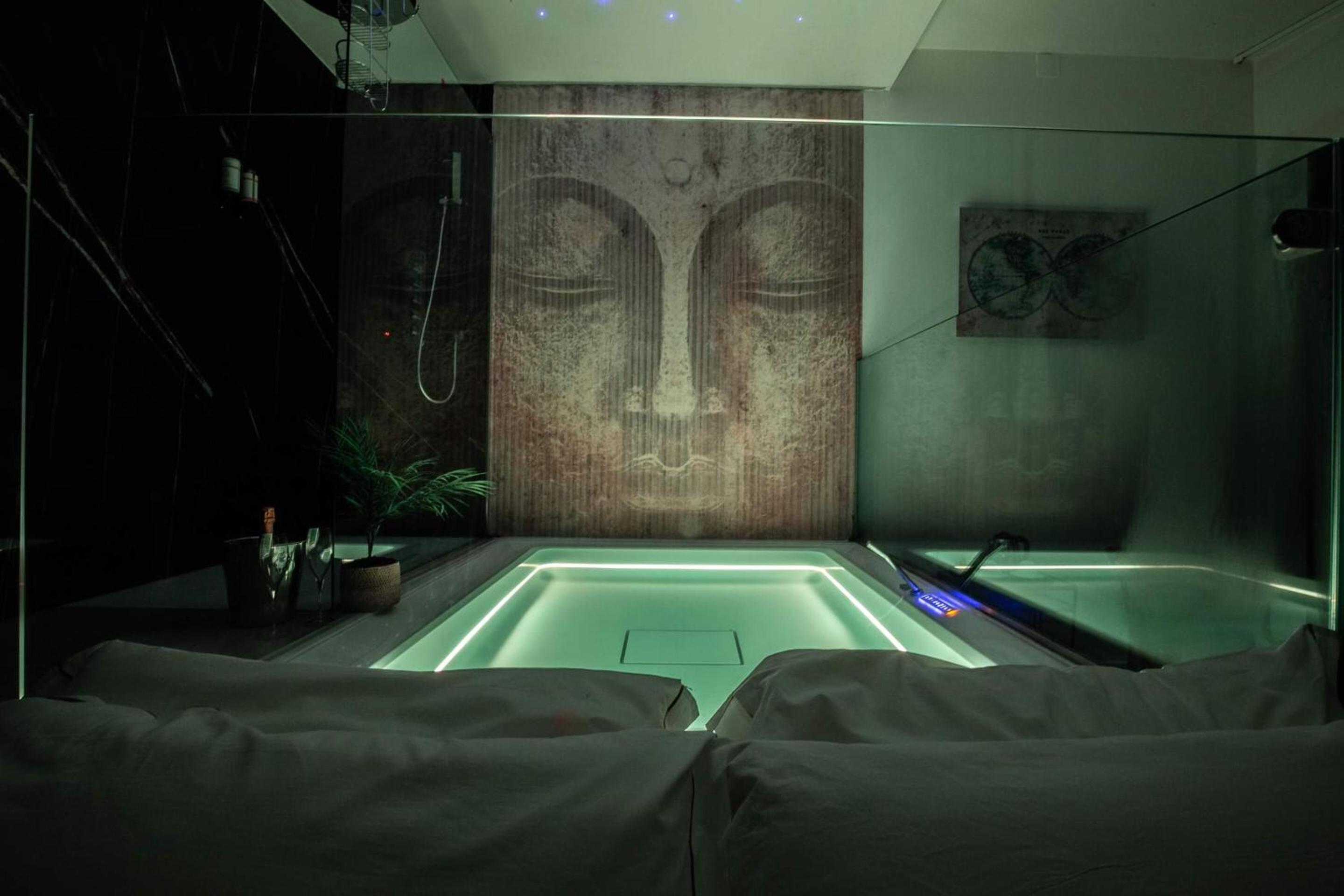 Suite with Spa Access - Photo 7