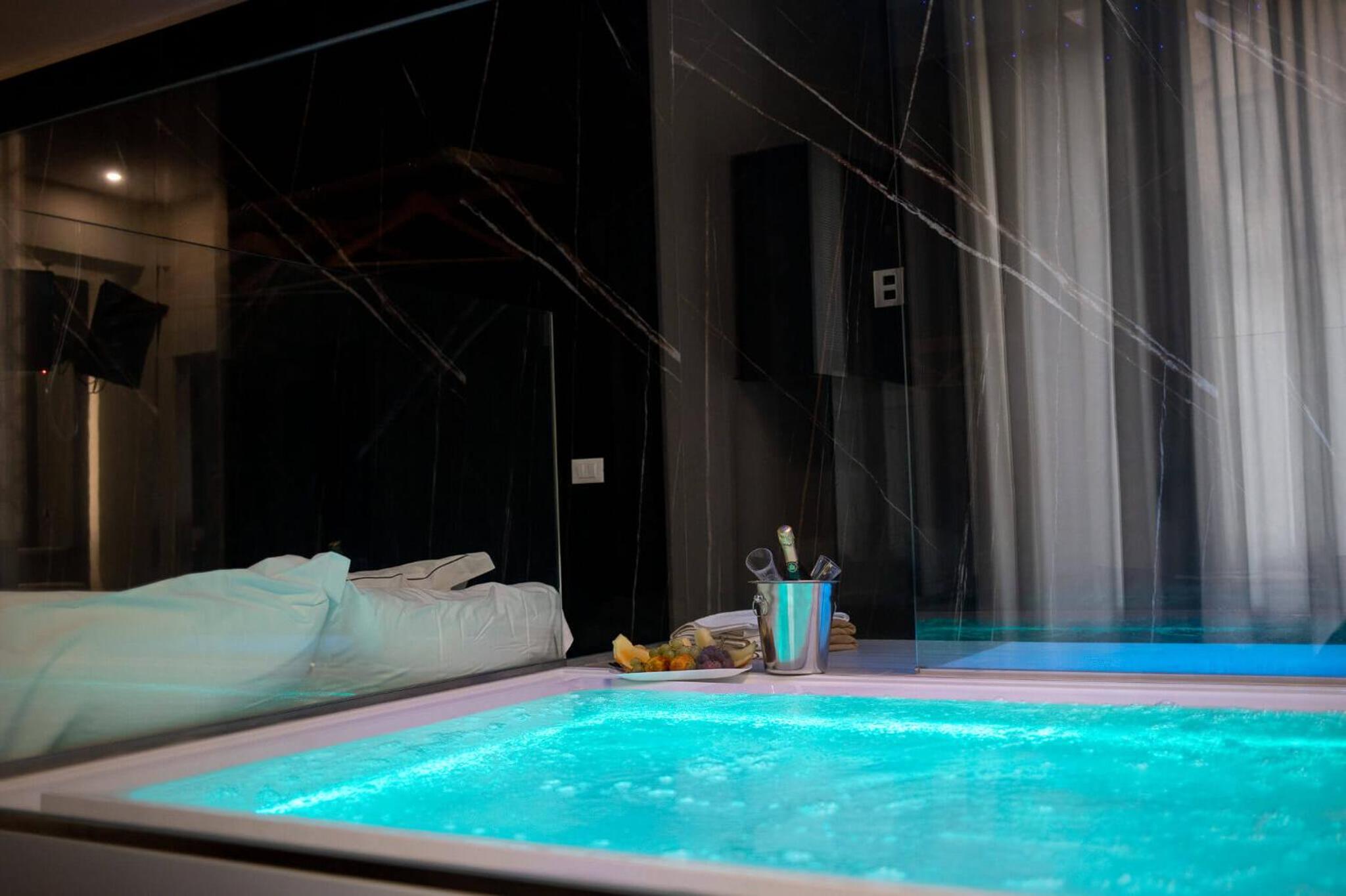 Suite with Spa Access - Photo 10