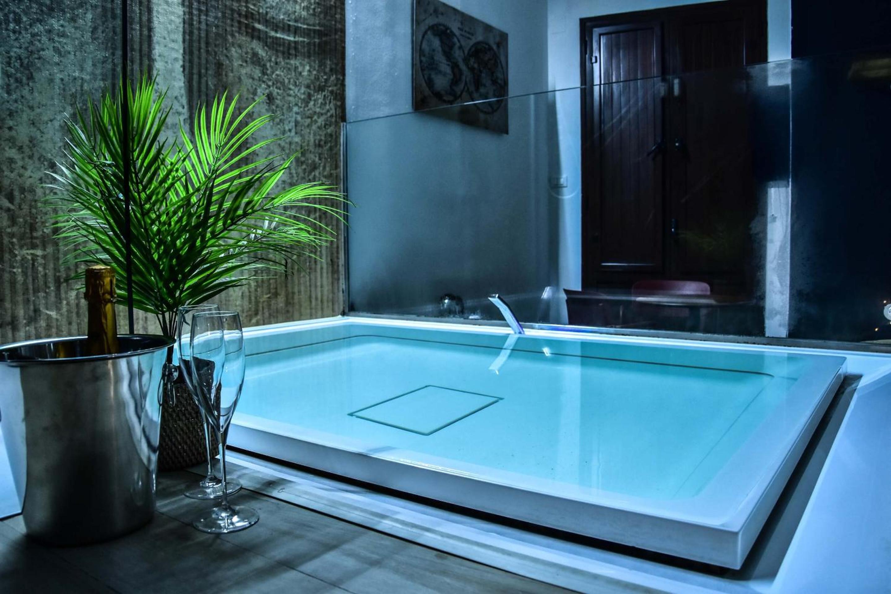 Suite with Spa Access - Photo 11