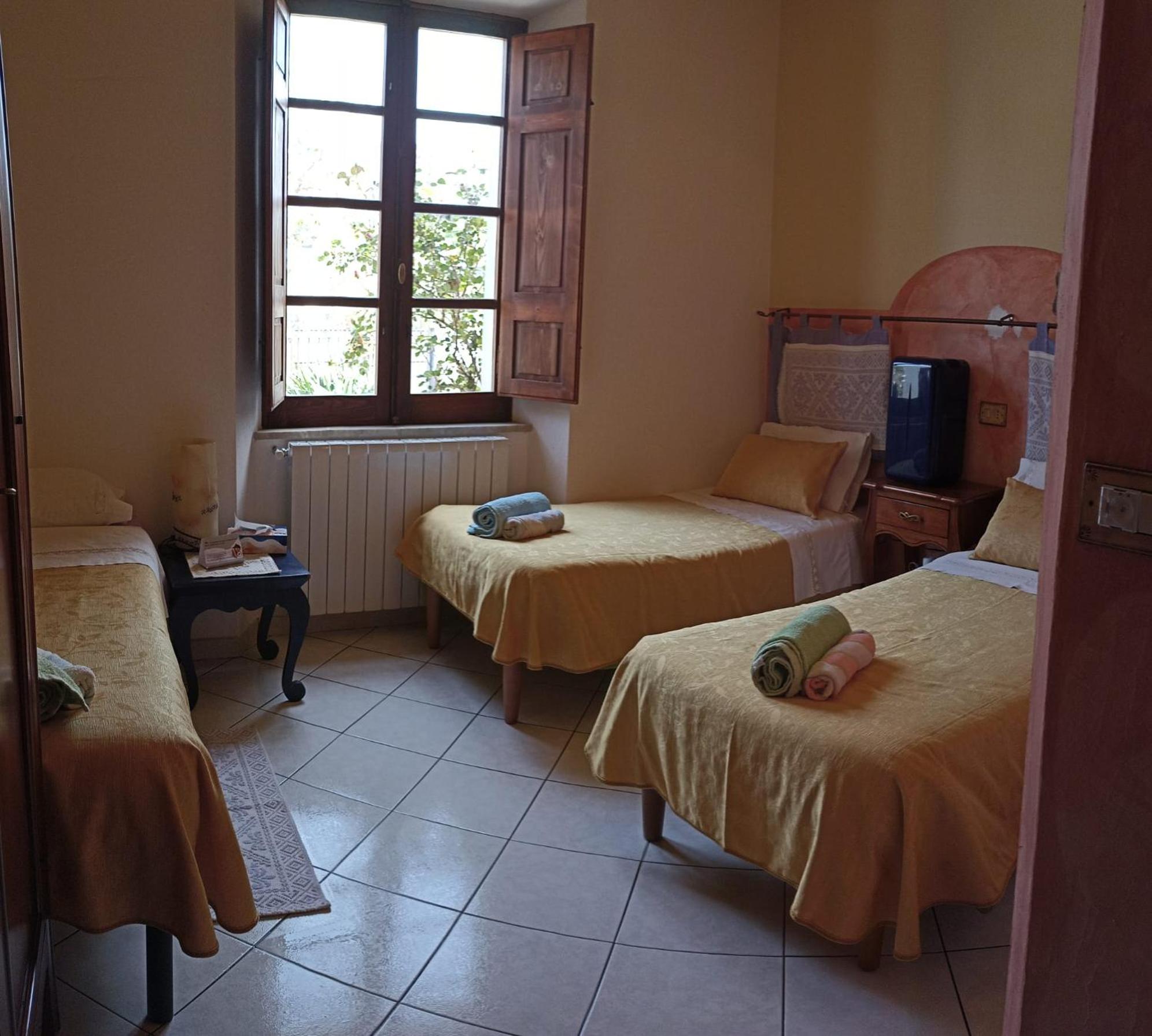 Triple Room with Private Bathroom - Photo 5