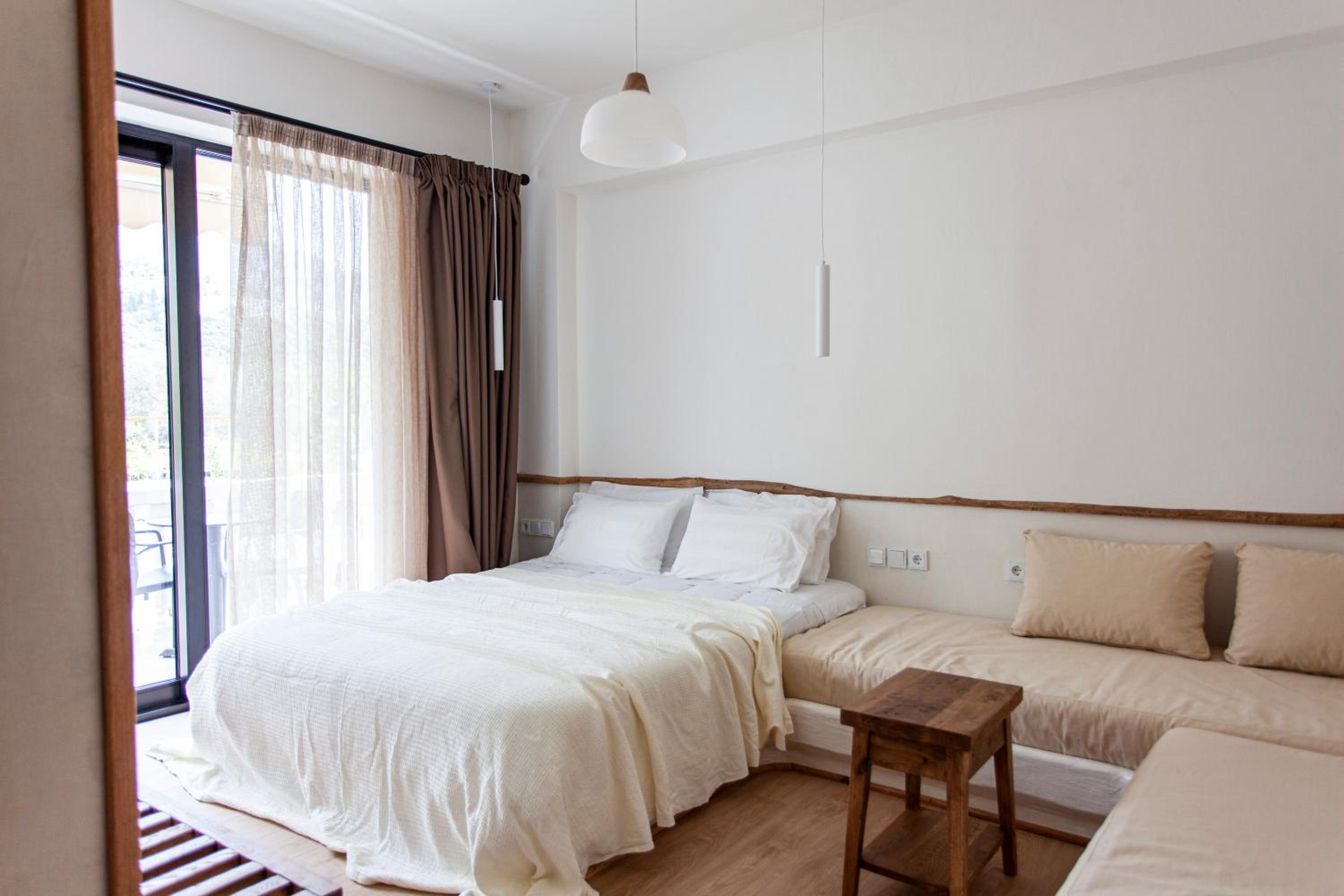 Deluxe Double Room (2 Adults + 1 Child) photo 1