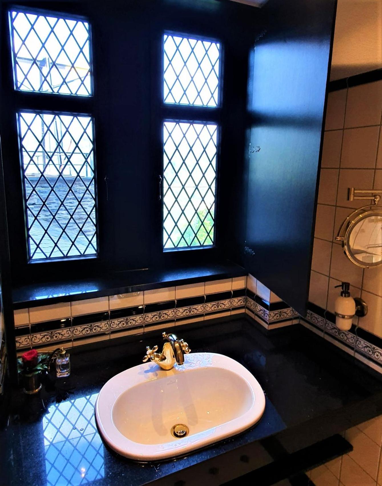 Superior King Suite - Photo 2