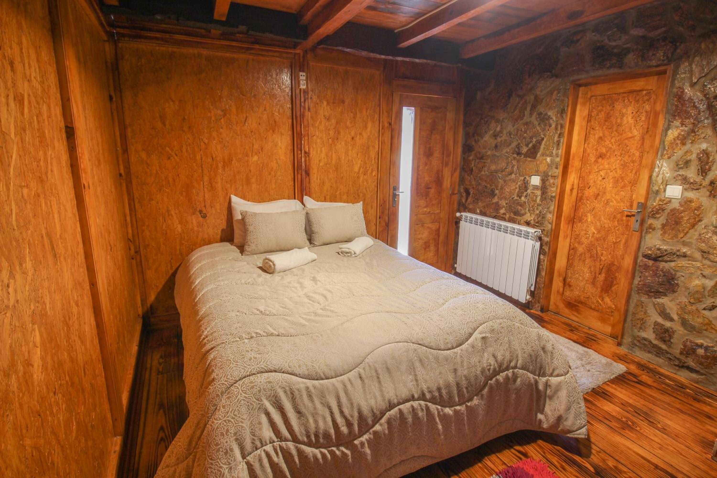 Five-Bedroom House - Photo 32