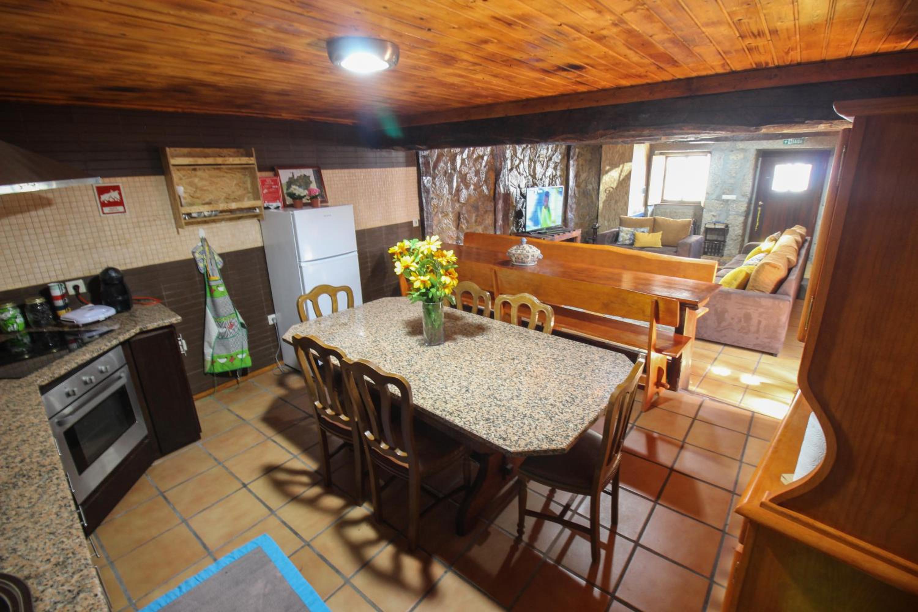 Five-Bedroom House - Photo 11