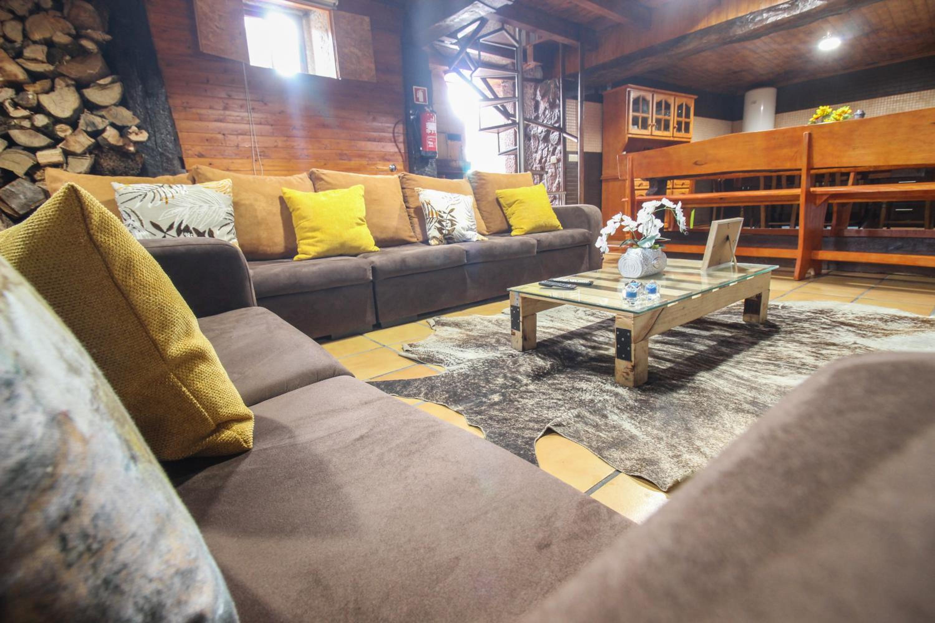 Five-Bedroom House - Photo 3