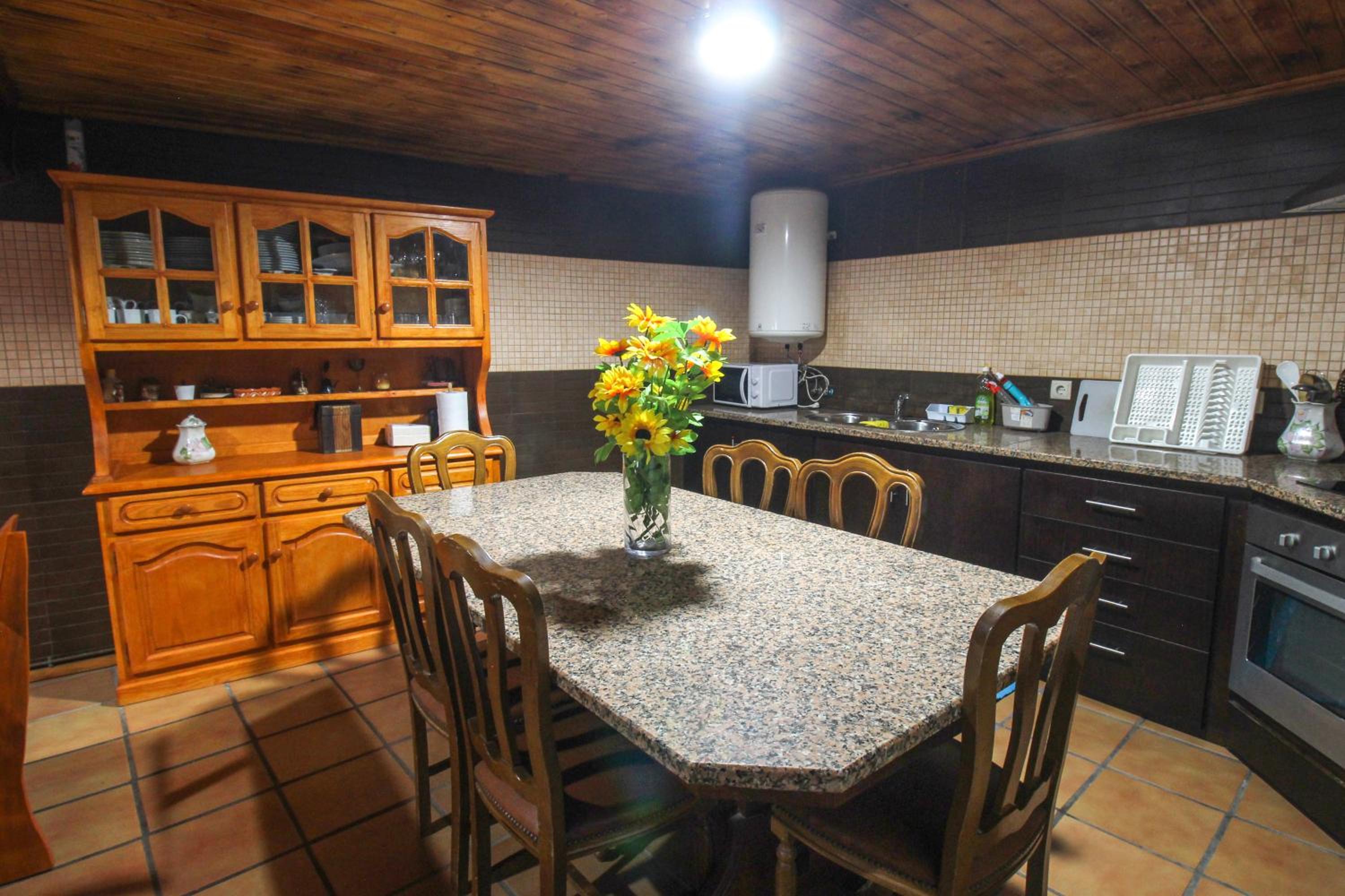 Five-Bedroom House - Photo 12