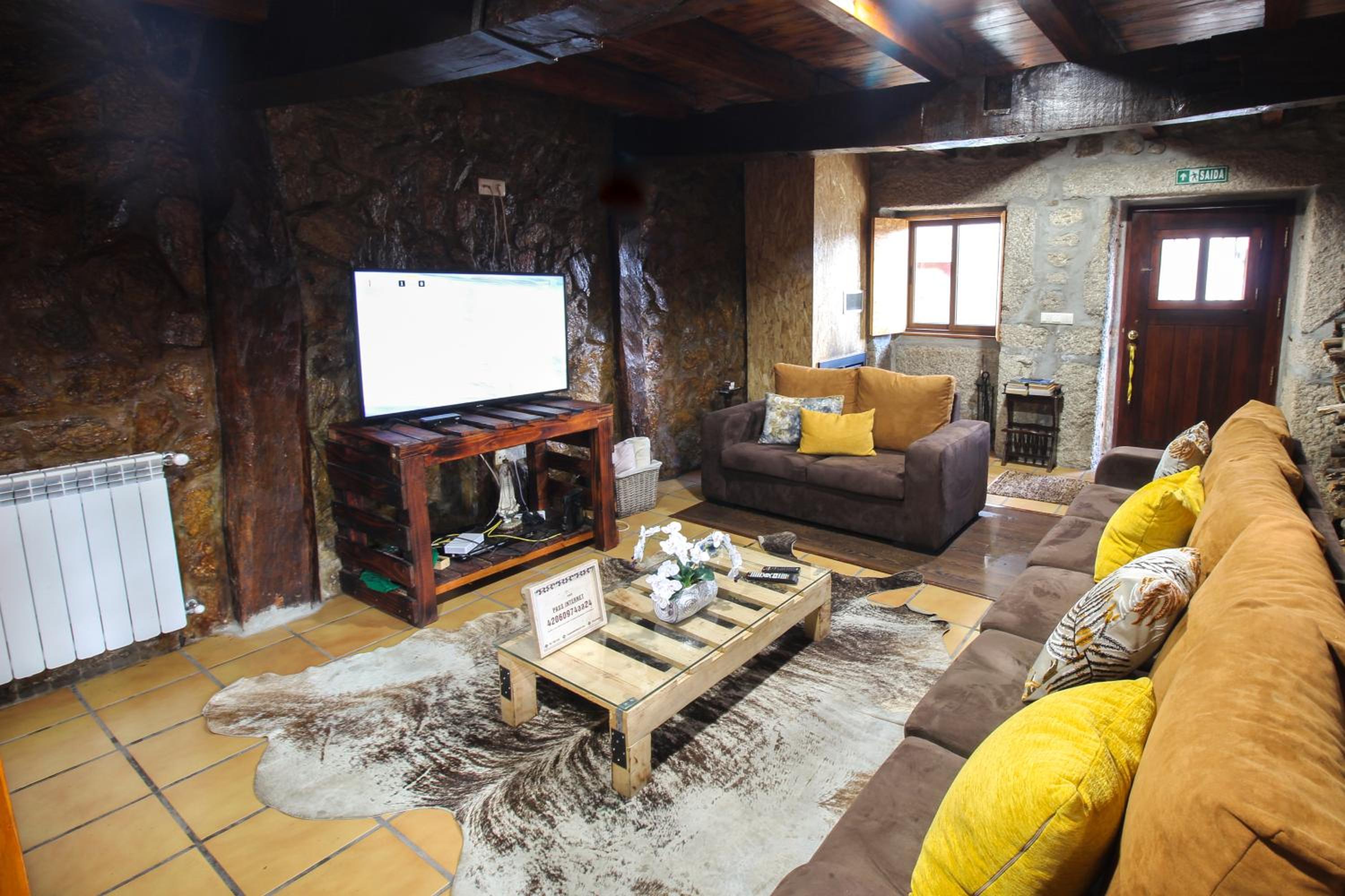 Five-Bedroom House - Photo 9