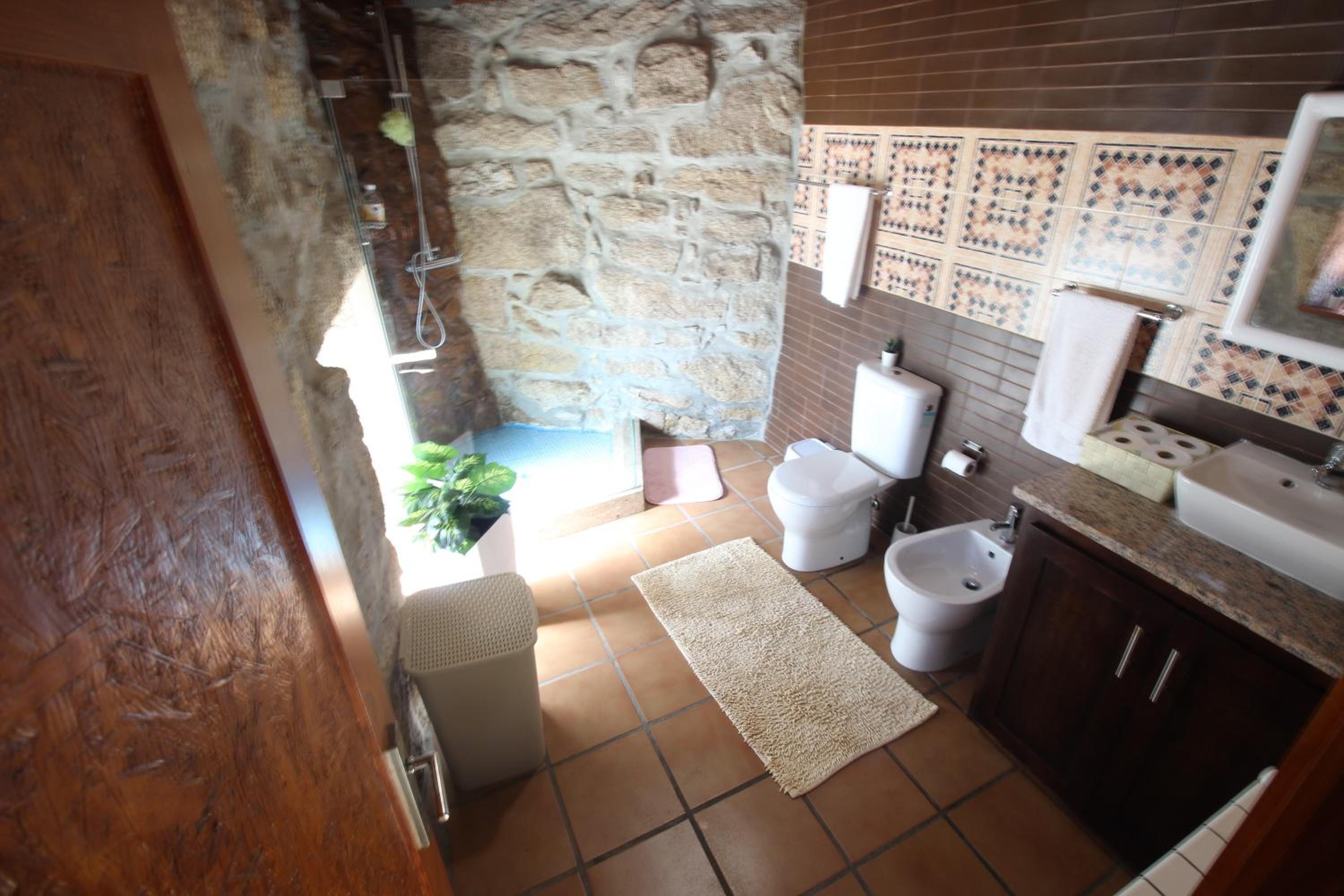 Five-Bedroom House - Photo 10