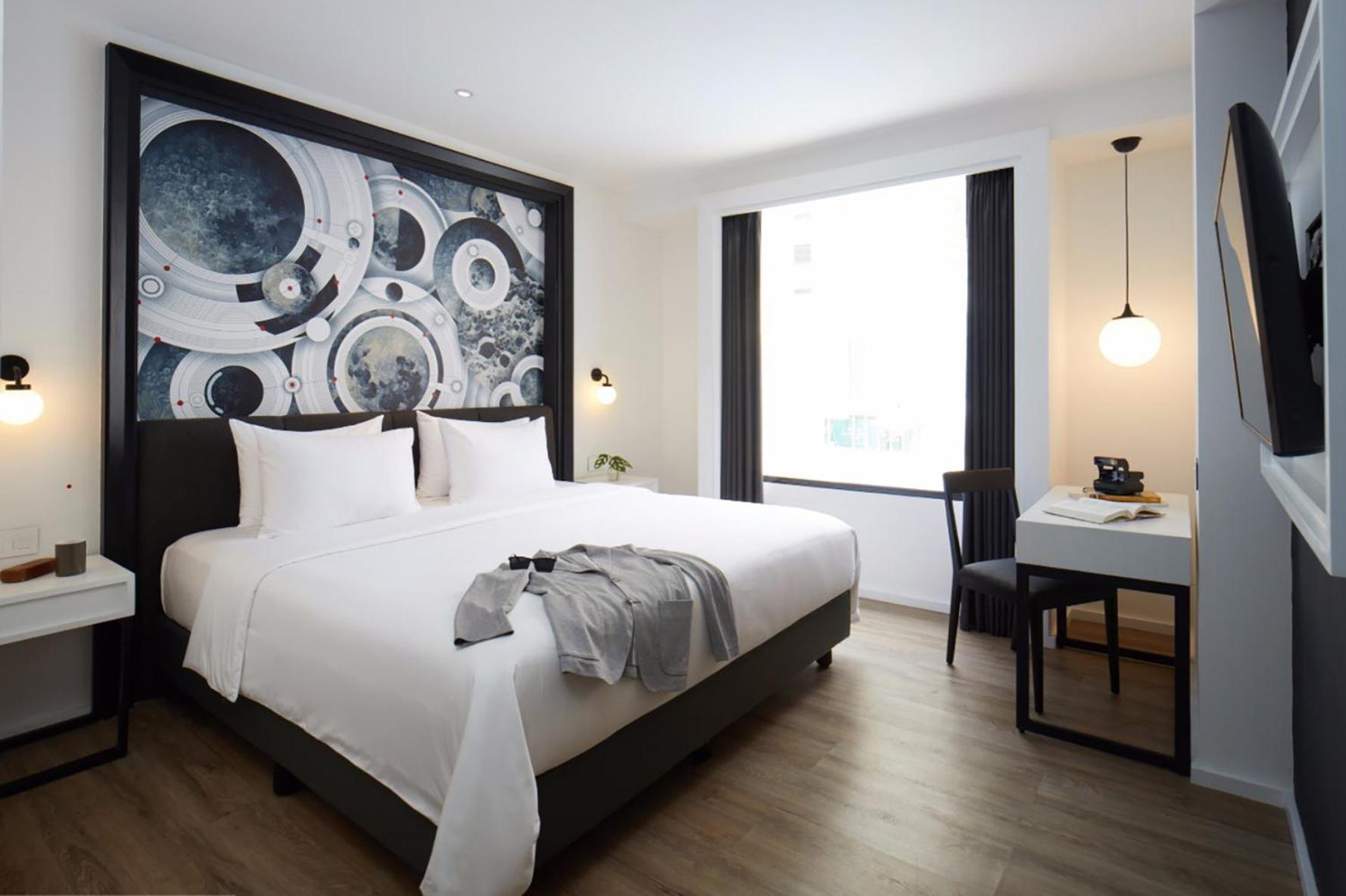 Studio 25 King Bed – Smoking Room