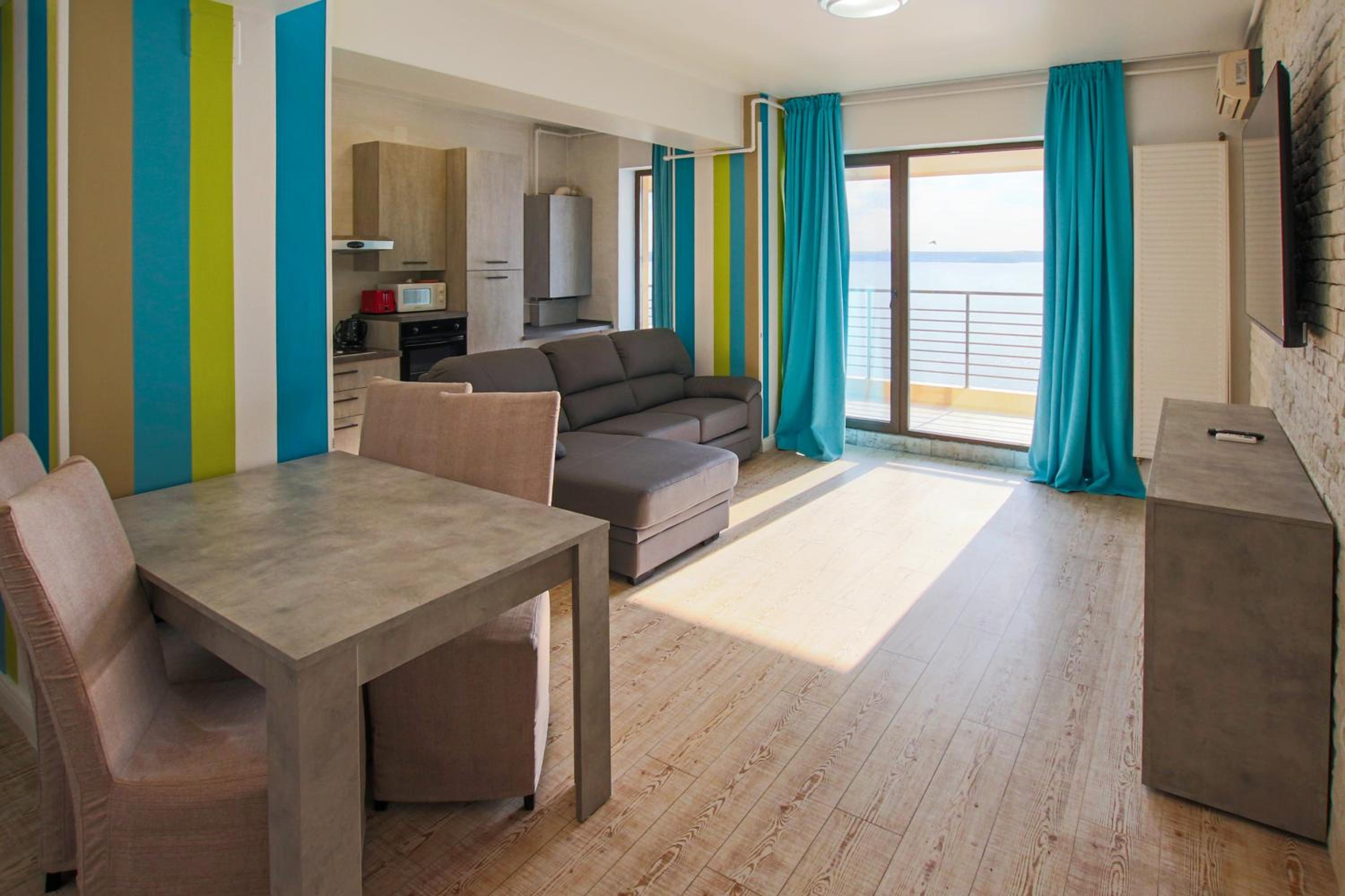 Apartment with Lake View - Photo 2