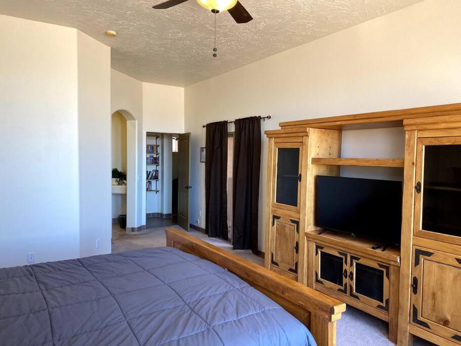 Five-Bedroom House photo 3