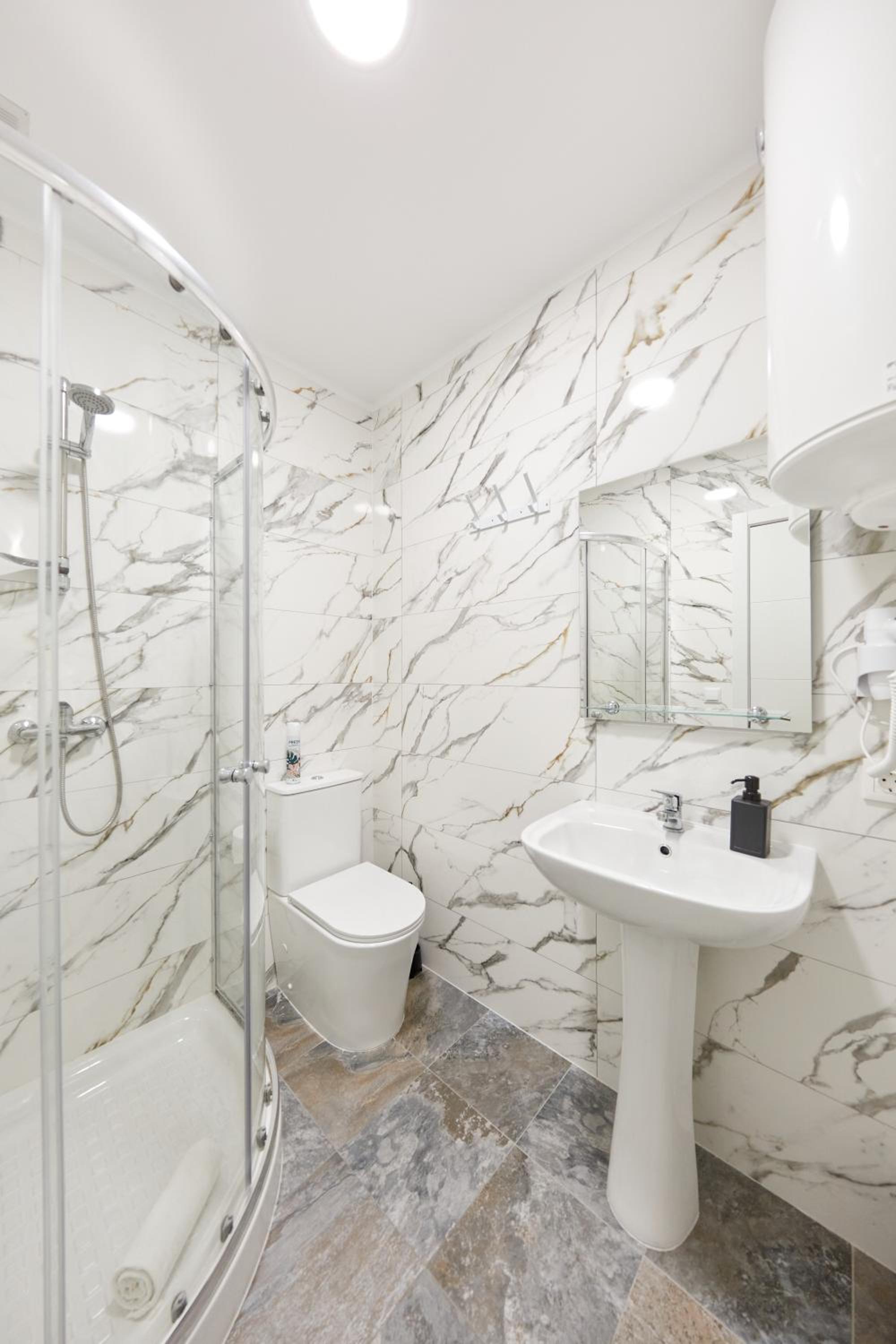 Double or Twin Room with Private Bathroom - Photo 3