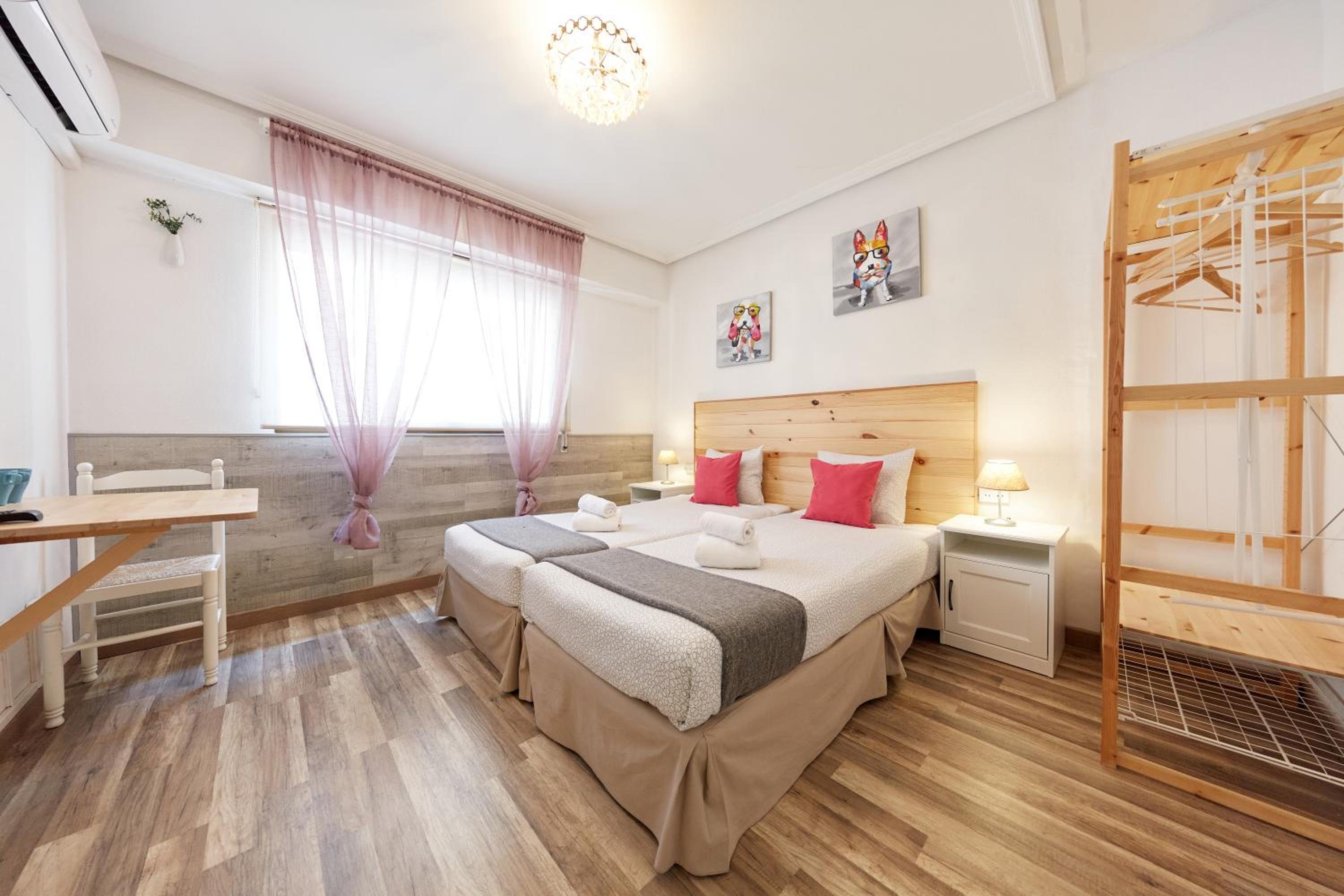 Double or Twin Room with Private Bathroom - Photo 1