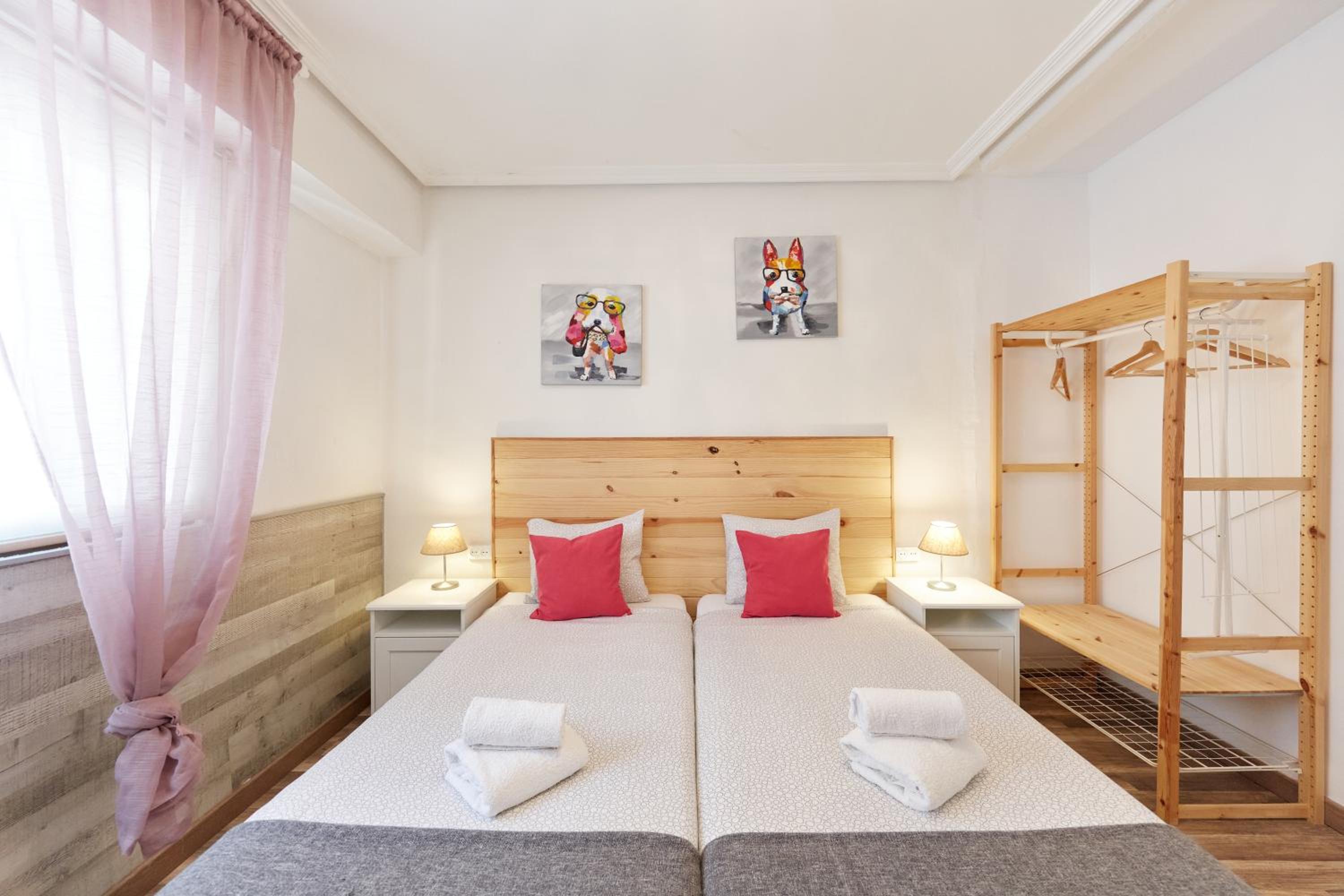 Double or Twin Room with Private Bathroom - Photo 4