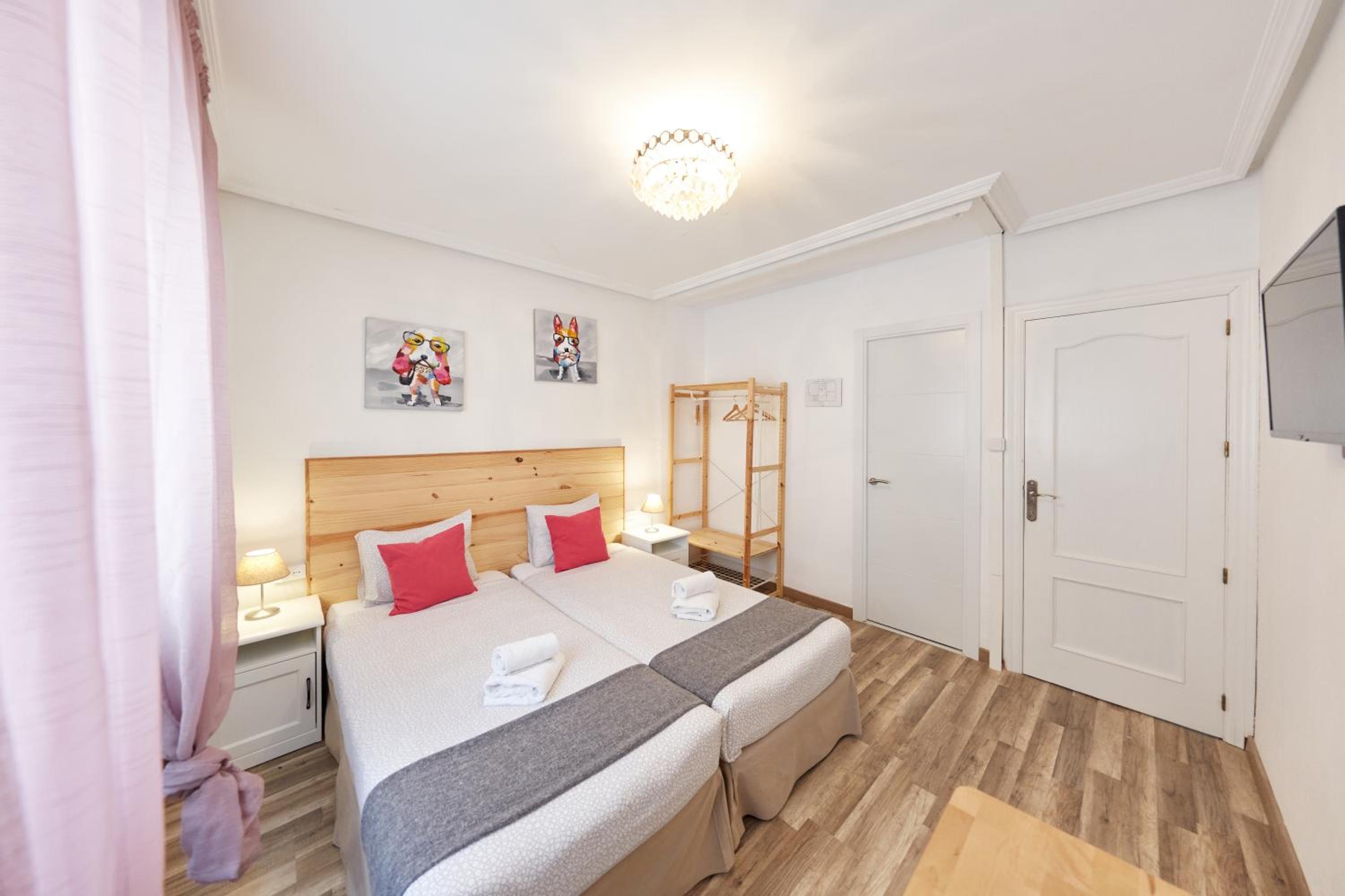 Double or Twin Room with Private Bathroom - Photo 5