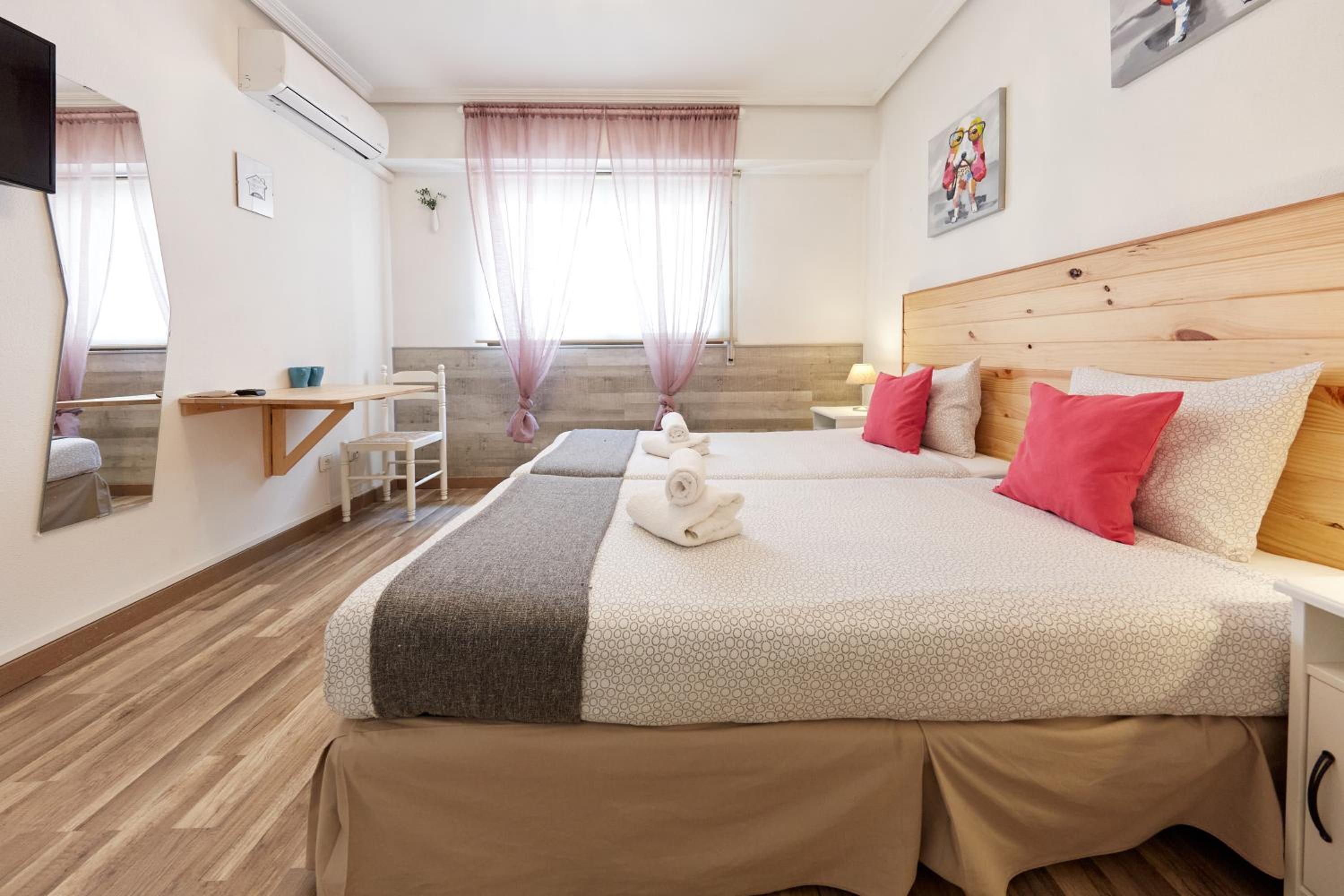 Double or Twin Room with Private Bathroom - Photo 6