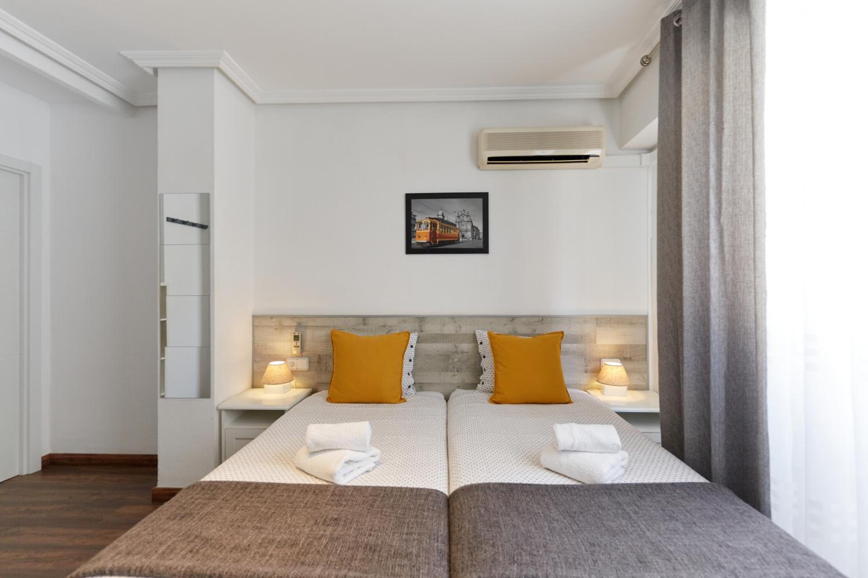 Double or Twin Room with Private Bathroom - Photo 14
