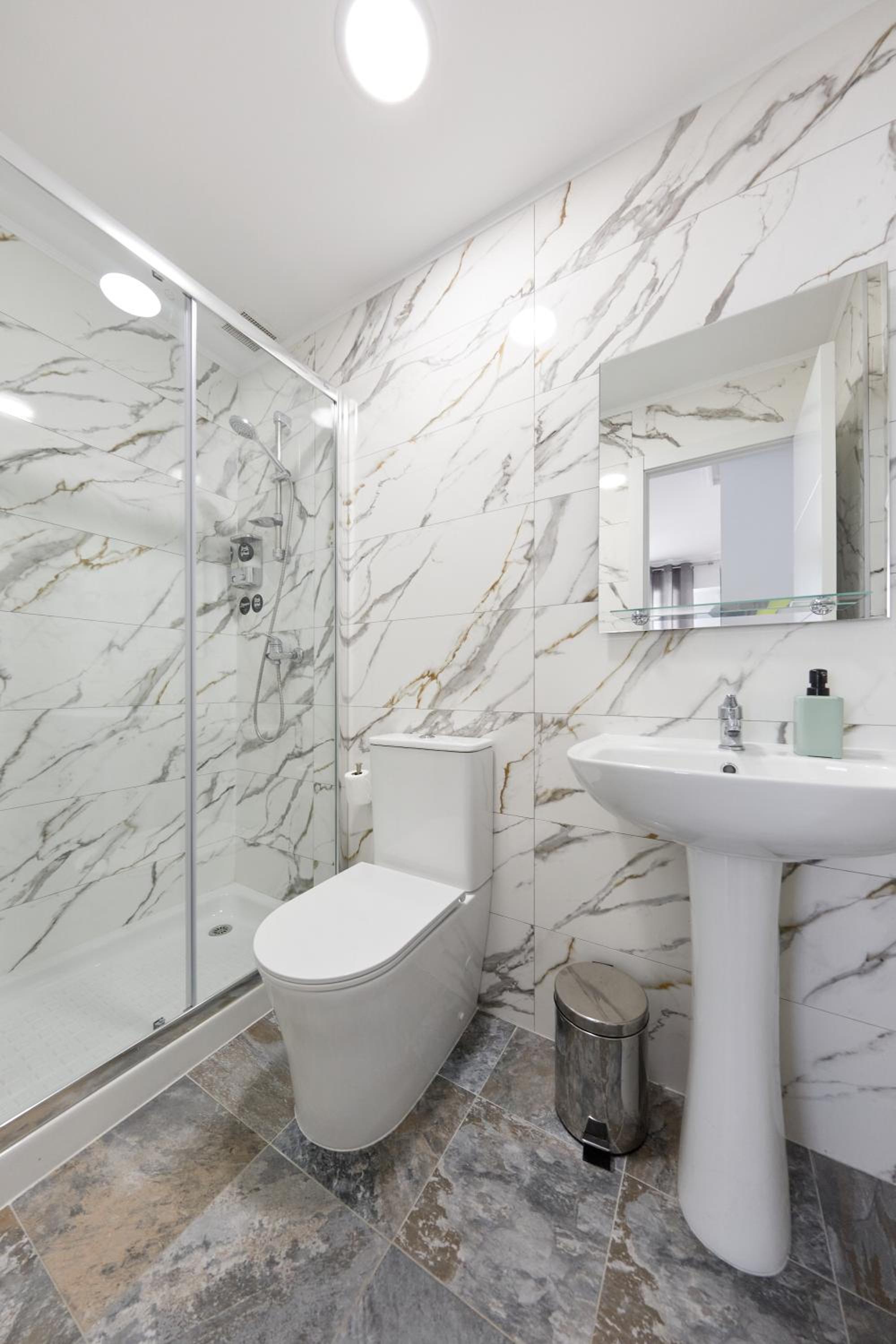 Double or Twin Room with Private Bathroom - Photo 2