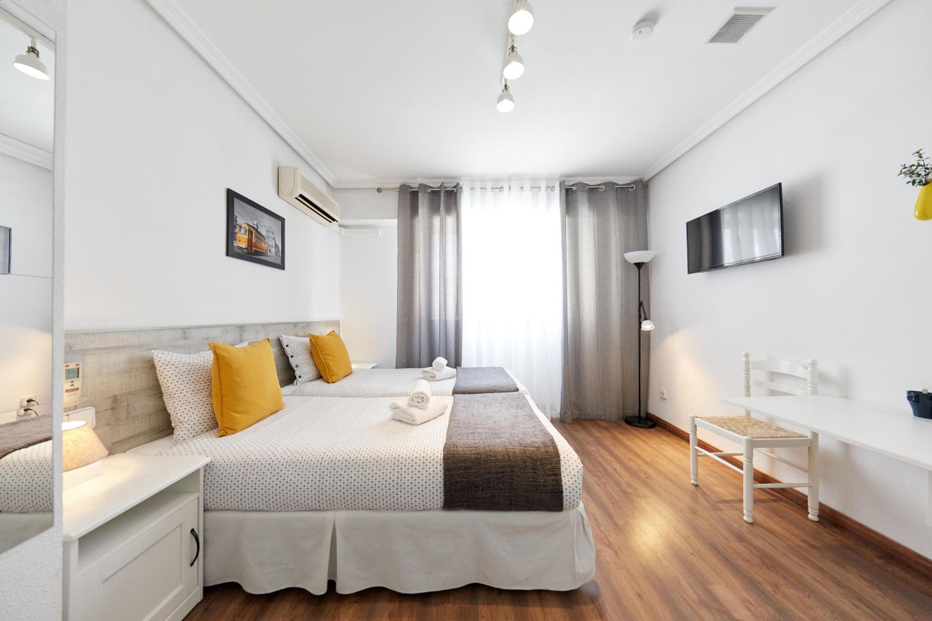 Double or Twin Room with Private Bathroom - Photo 13