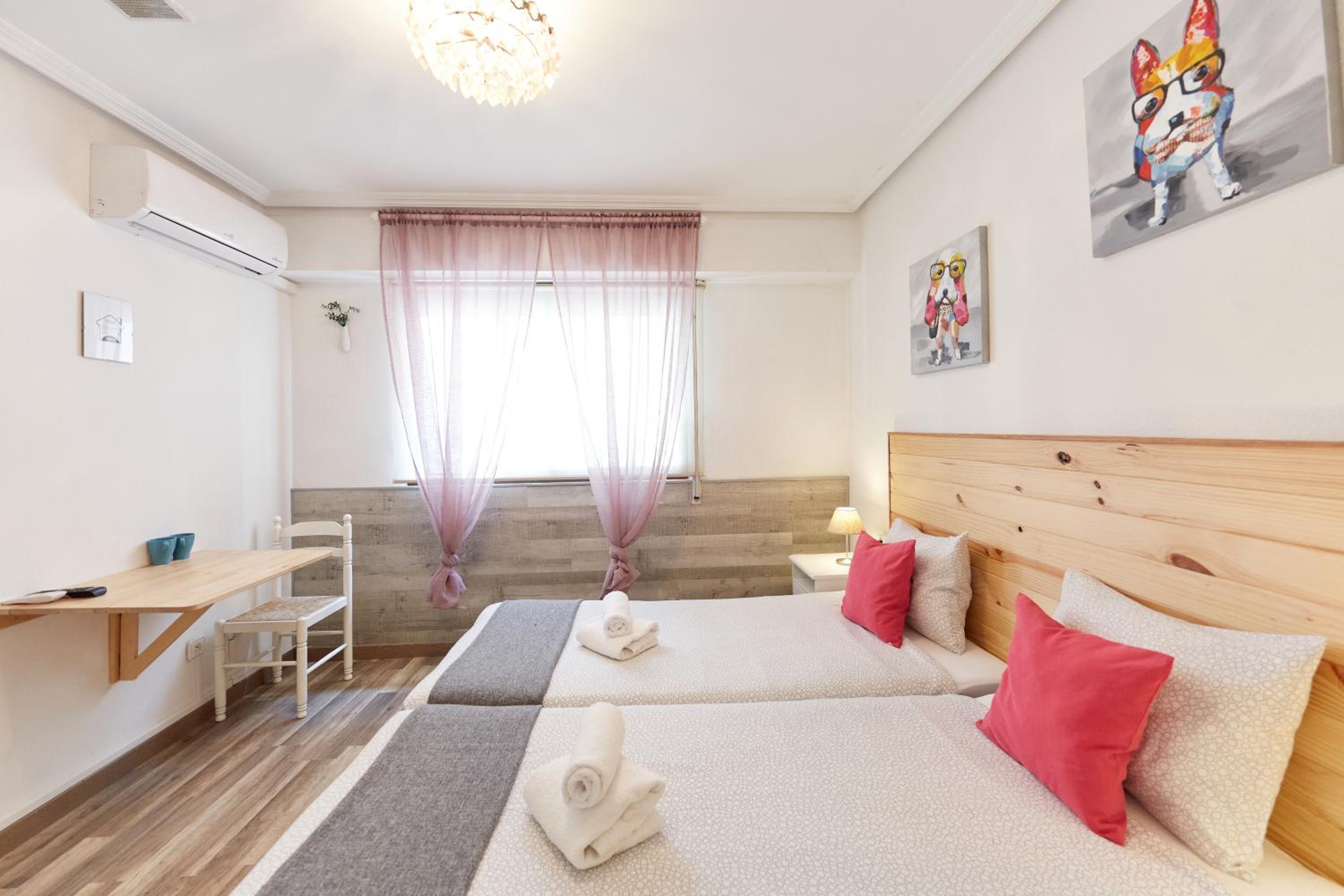 Double or Twin Room with Private Bathroom - Photo 12