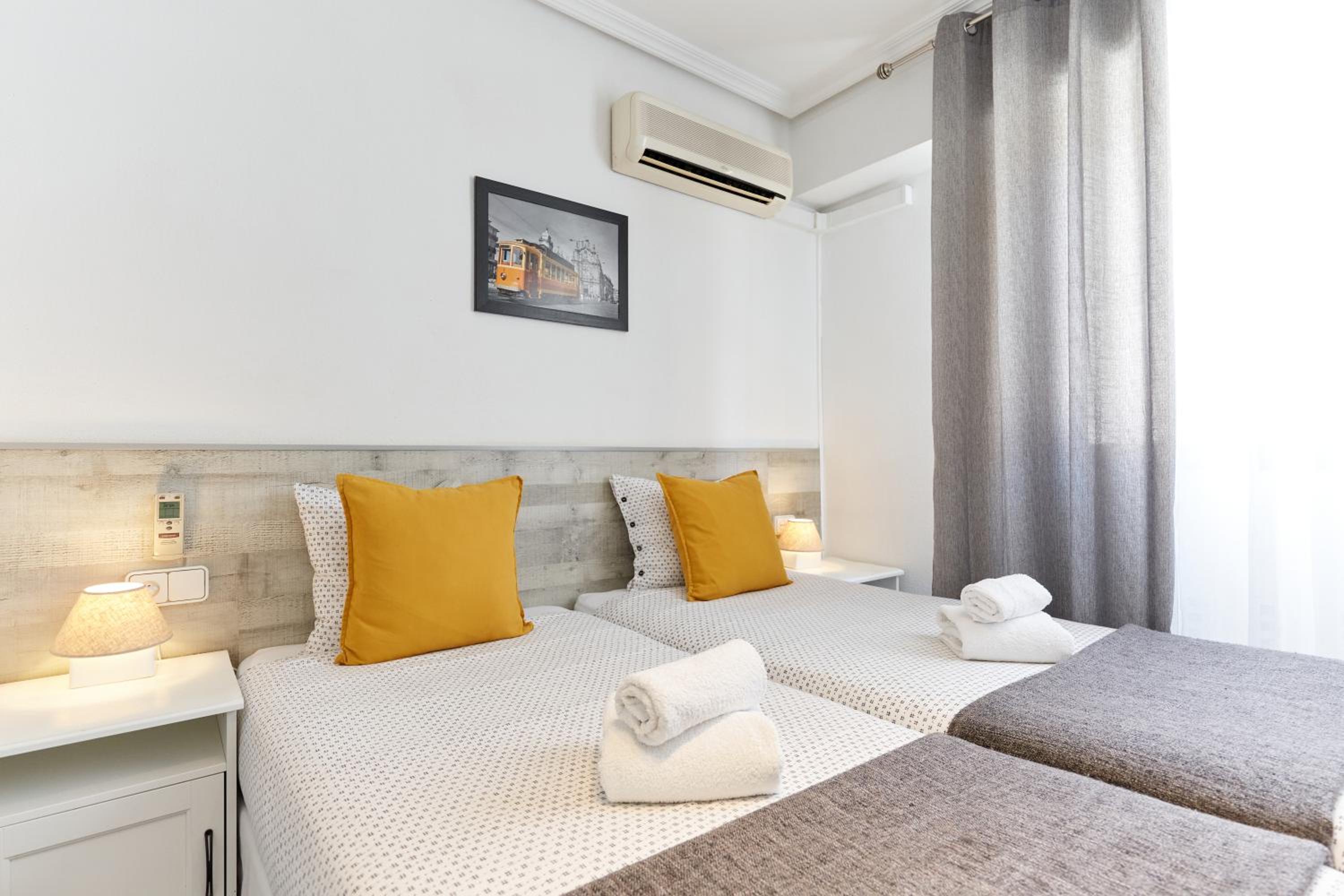Double or Twin Room with Private Bathroom - Photo 11