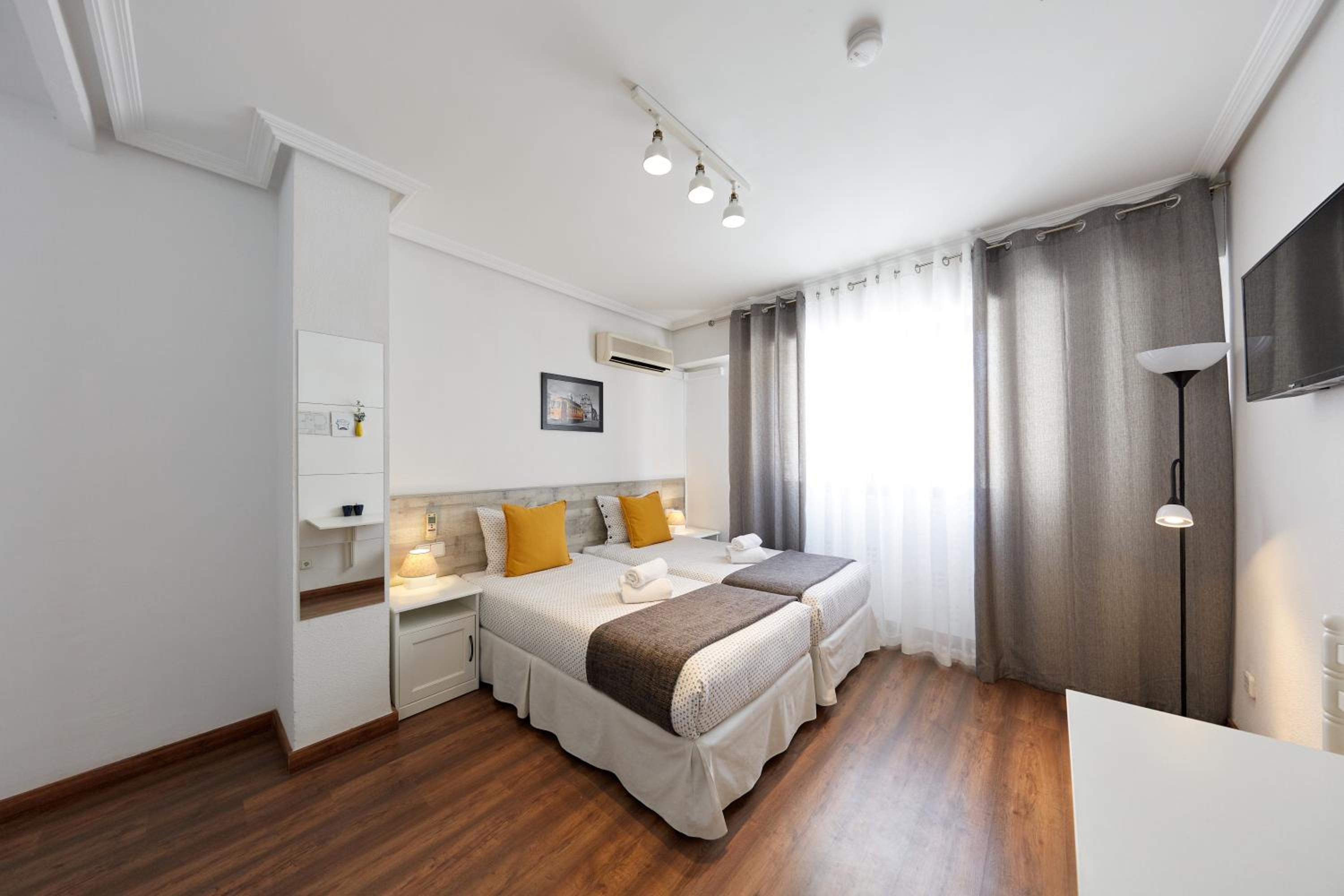 Double or Twin Room with Private Bathroom - Photo 10